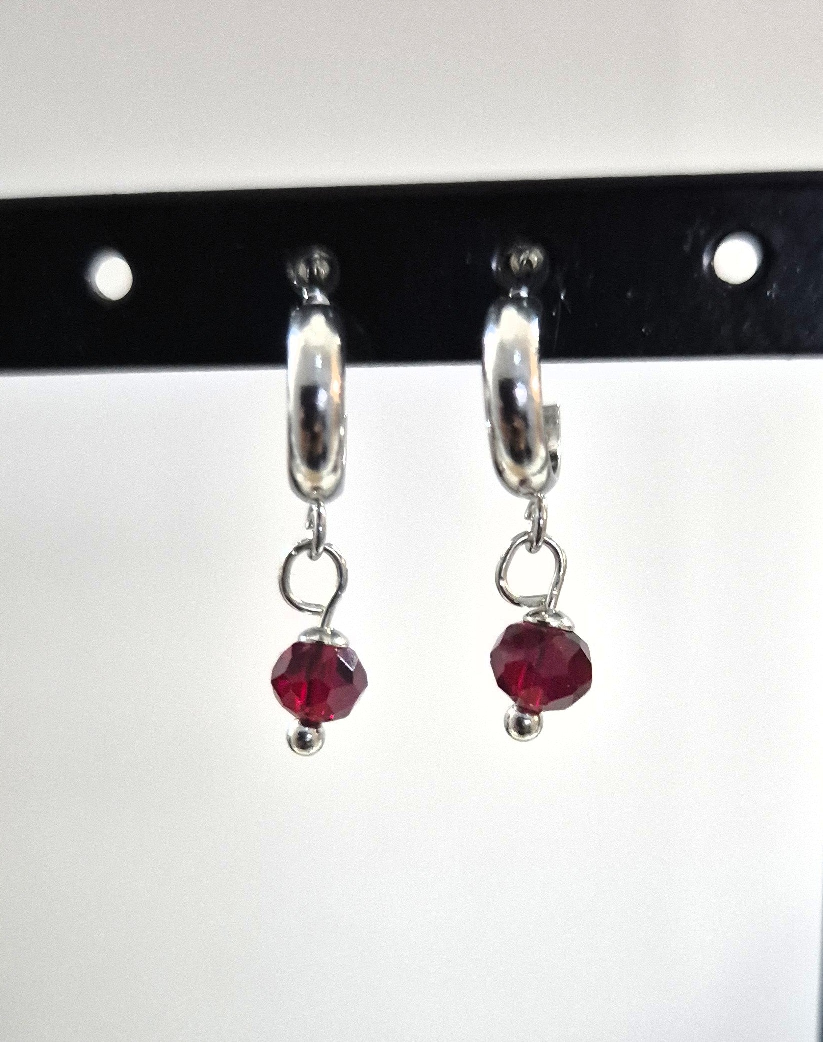 SuRosha kleine zilverkleurige RVS oorringen met rode Ogri Ai kralen