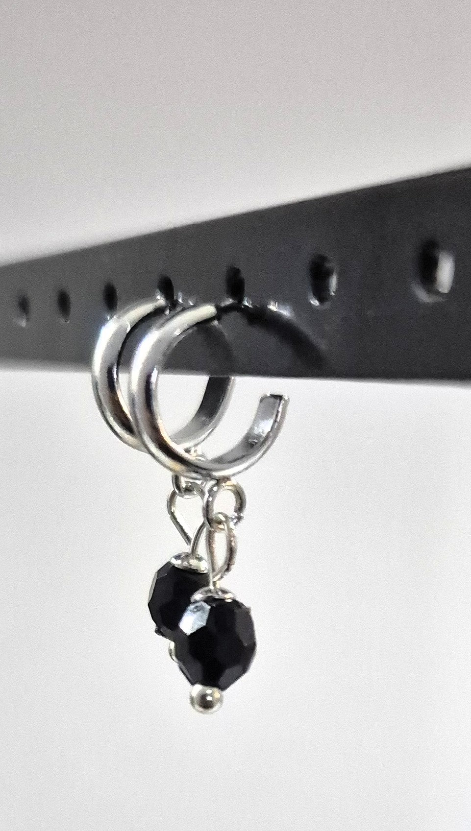 SuRosha kleine zilverkleurige RVS oorringen met zwarte Ogri Ai kralen