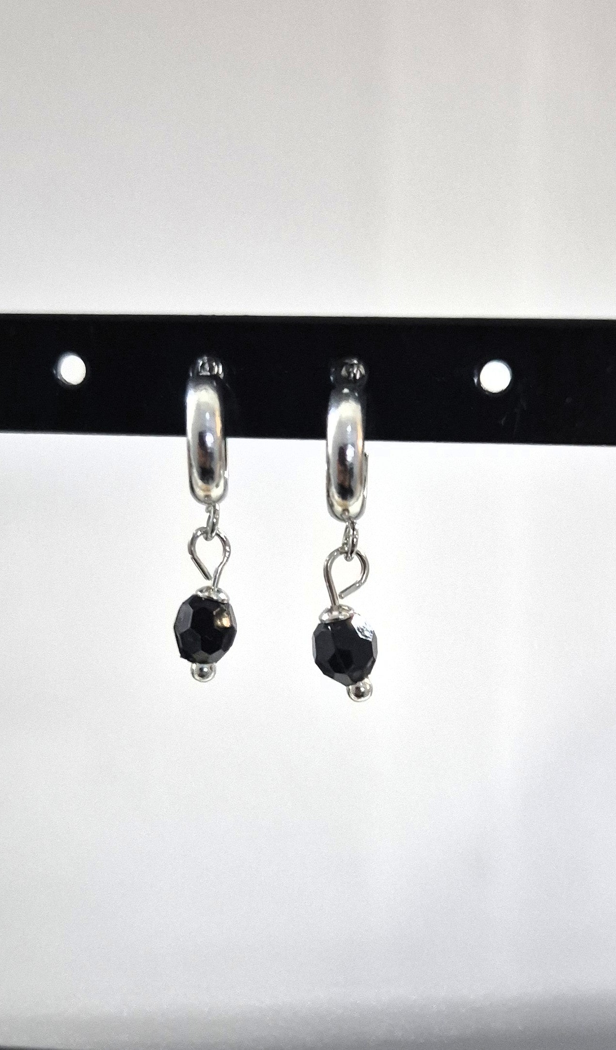 SuRosha kleine zilverkleurige RVS oorringen met zwarte Ogri Ai kralen