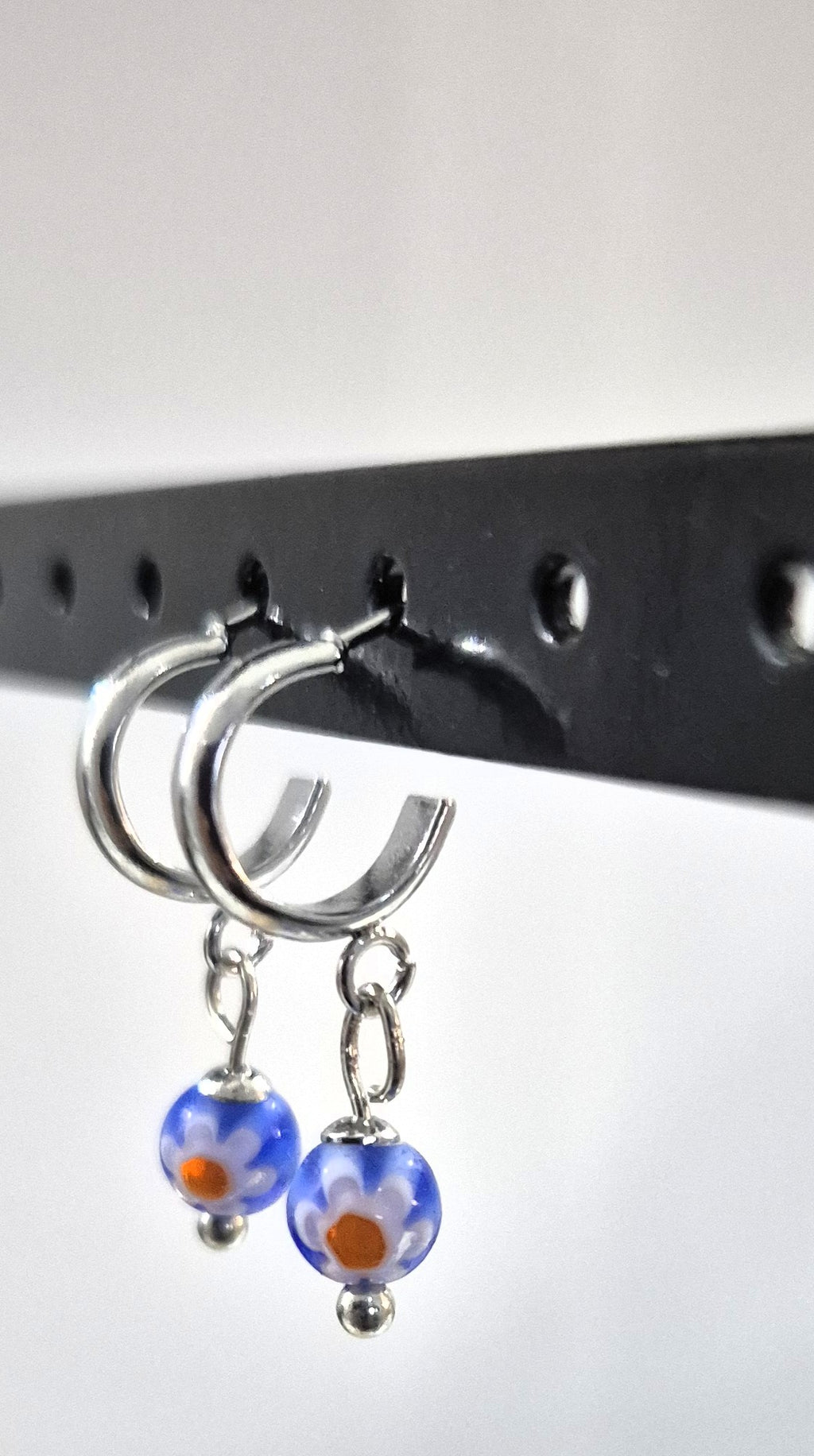 SuRosha kleine zilverkleurige RVS oorringen met lichtroze Ogri Ai en Alakondre kraaltje