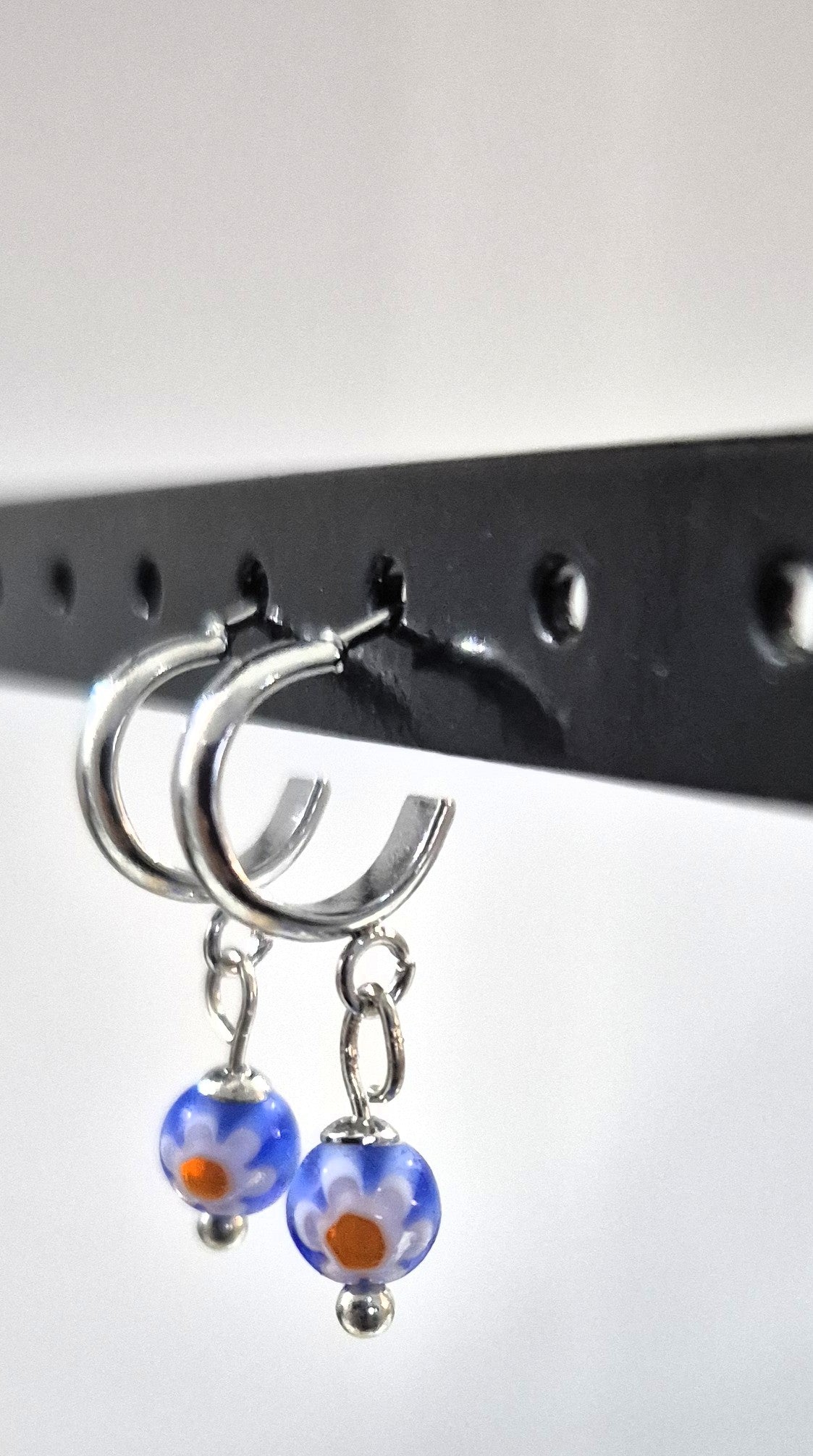 SuRosha kleine zilverkleurige RVS oorringen met lichtroze Ogri Ai en Alakondre kraaltje