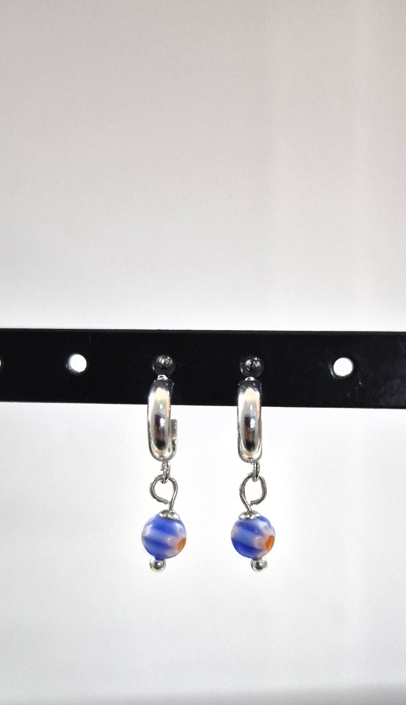 SuRosha kleine zilverkleurige RVS oorringen met lichtroze Ogri Ai en Alakondre kraaltje