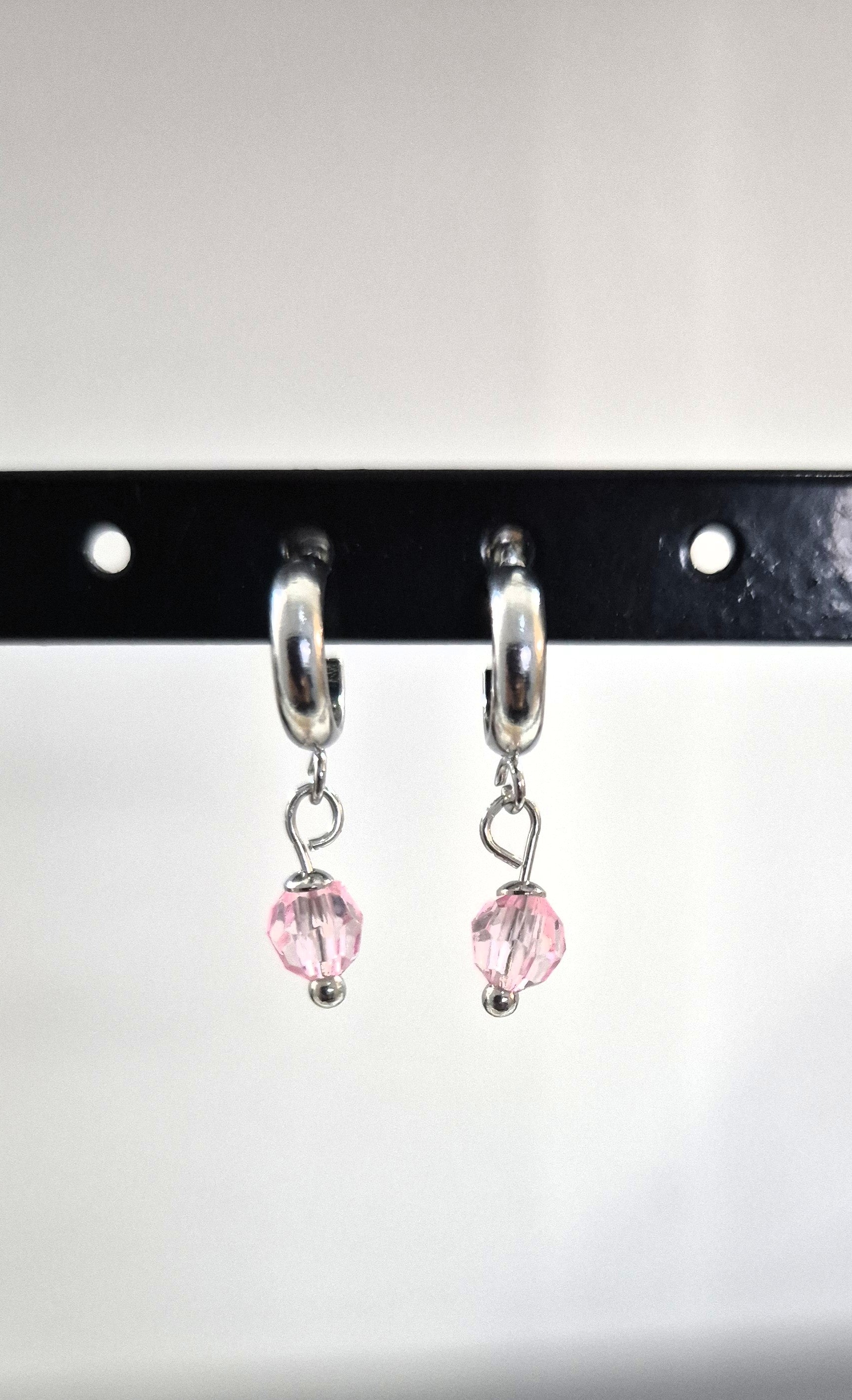 SuRosha kleine zilverkleurige RVS oorringen met lichtroze Ogri Ai kralen