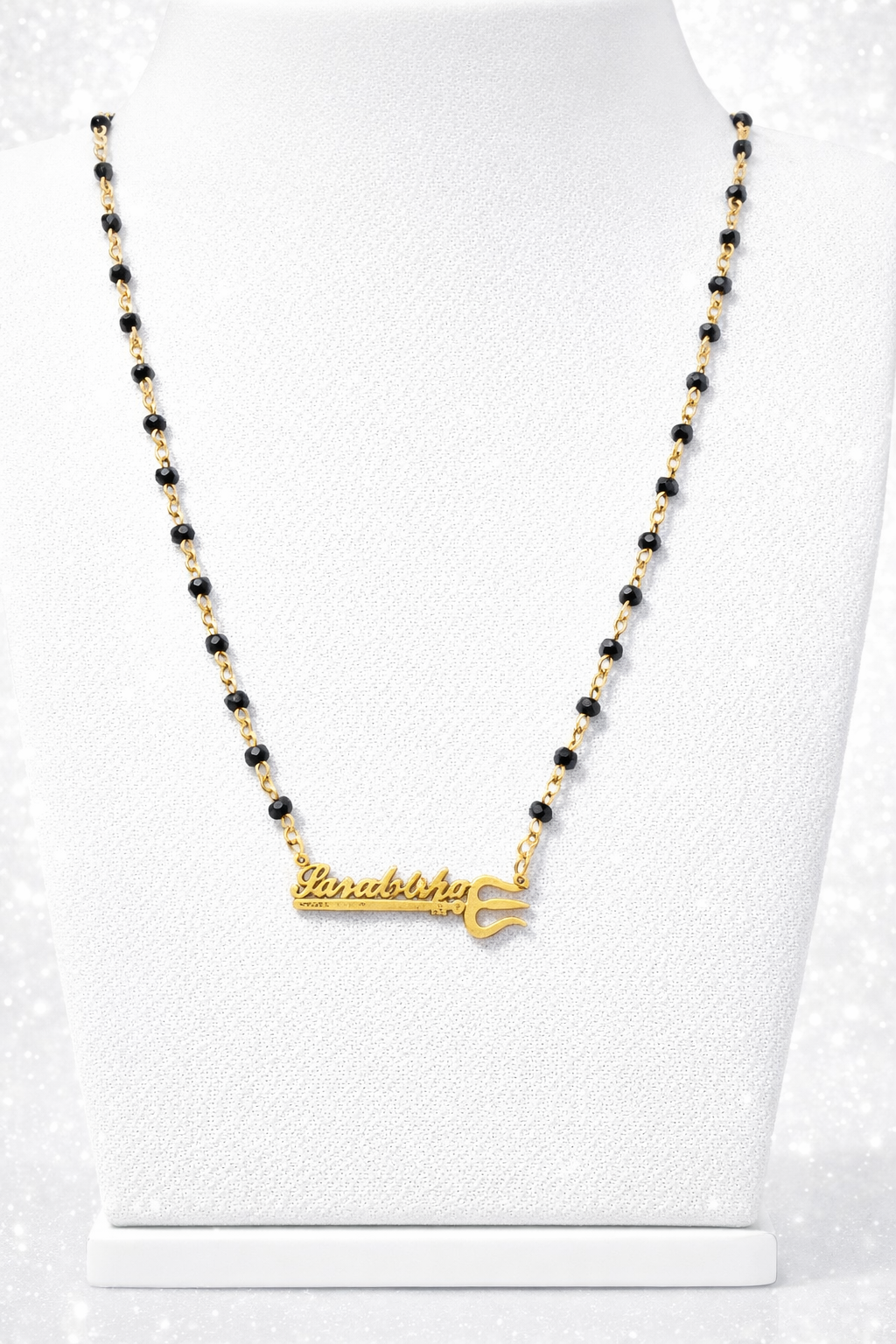 SuRosha Gepersonaliseerde Naamketting met Trisul en Zwarte Ogri Ai Kralen