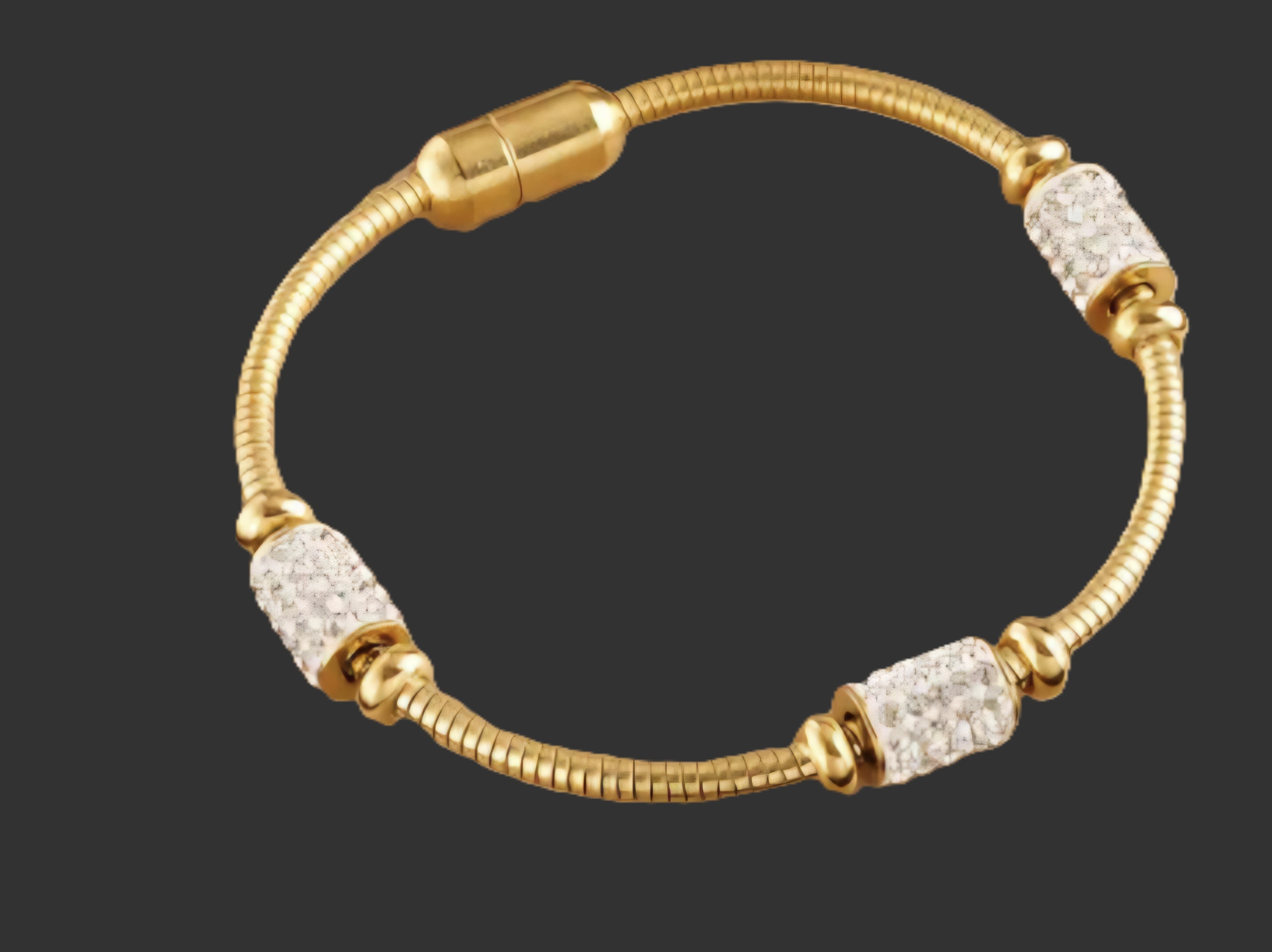 Luxe Goudkleurige Slangenarmband met Kristalringen – Magnetische Sluiting