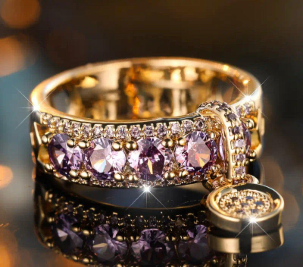 Luxe gouden damesring met paarse zirkonia en bedelaccent