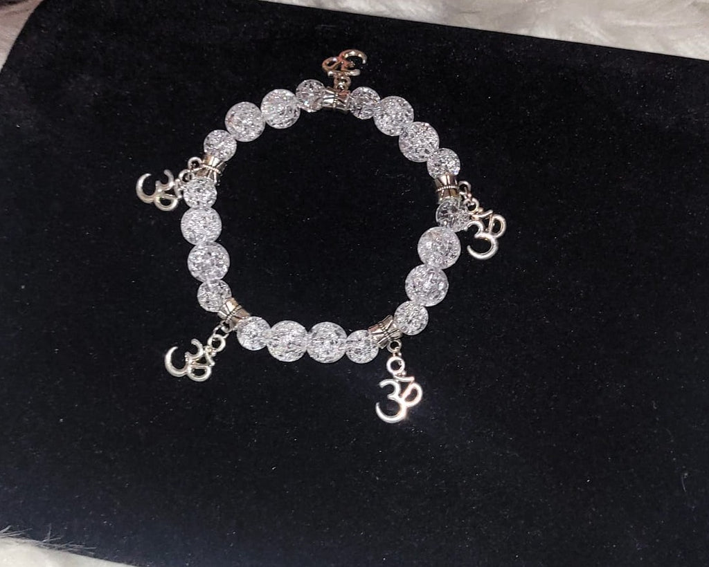 SuRosha “Luminous Flow” – Handgemaakte Elastische Armband met Ohm Hangers en Crystal Shard Kralen