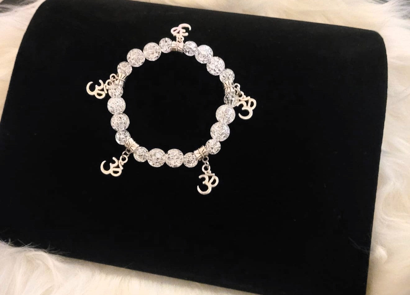 SuRosha “Luminous Flow” – Handgemaakte Elastische Armband met Ohm Hangers en Crystal Shard Kralen