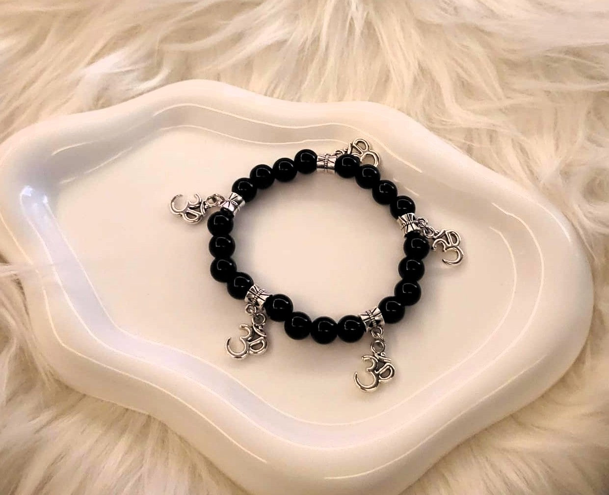 SuRosha “Midnight Harmony” – Handgemaakte Elastische Armband met Ohm Hangers en Zwarte Onyx Kralen