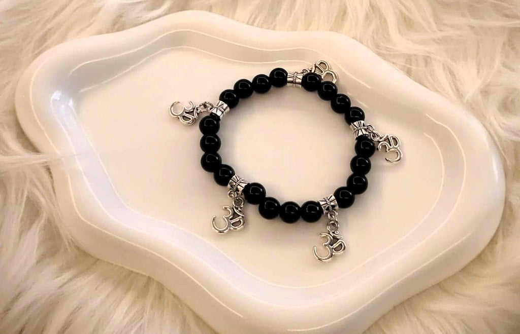 SuRosha “Midnight Harmony” – Handgemaakte Elastische Armband met Ohm Hangers en Zwarte Onyx Kralen