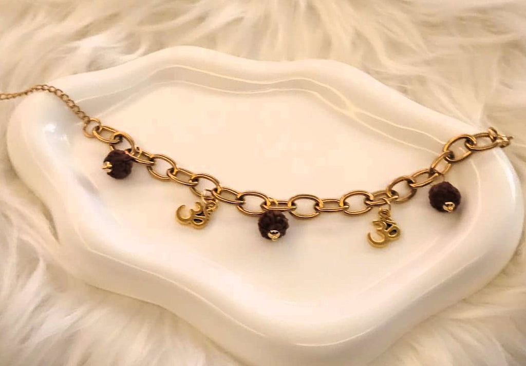 SuRosha “Divine Strength” – Dikke Armband met Rudraksha Kralen 8 mm en Ohm Hangers – Stainless Steel