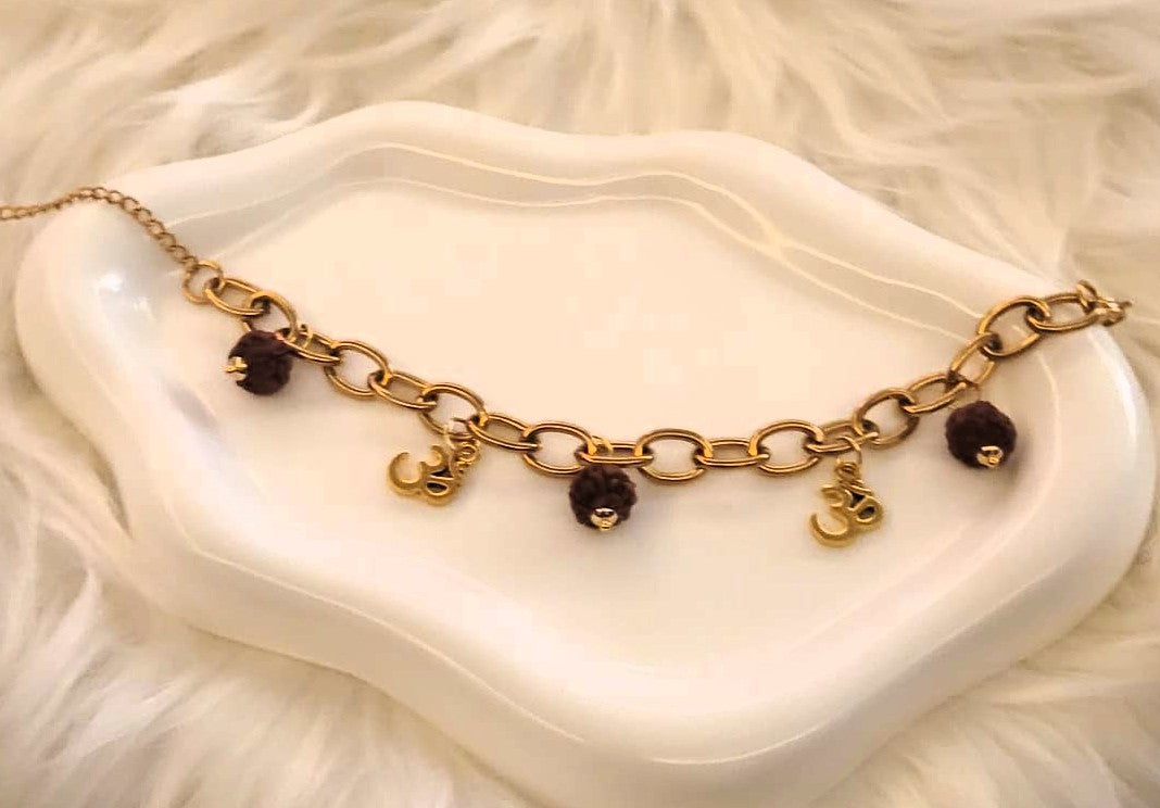 SuRosha “Divine Strength” – Dikke Armband met Rudraksha Kralen 8 mm en Ohm Hangers – Stainless Steel