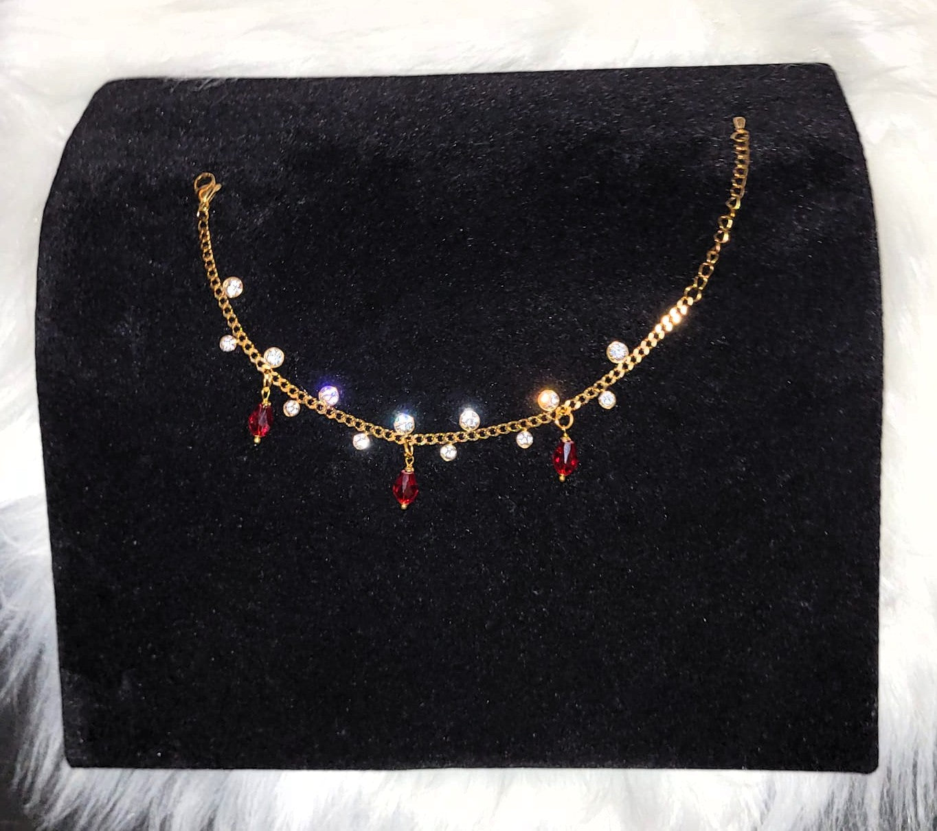 SuRosha Fiara – Armband met Zirkonia & Rode Ogri Ai Druppel