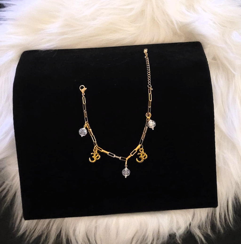 SuRosha Harmony – goudkleurige armband met wit/doorzichtige Ogri Ai kralen & Ohm bedeltjes