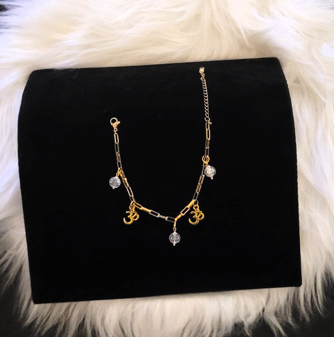 SuRosha Harmony – goudkleurige armband met wit/doorzichtige Ogri Ai kralen & Ohm bedeltjes