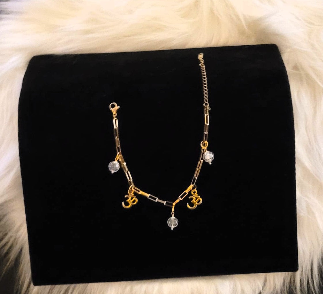 SuRosha Harmony – goudkleurige armband met wit/doorzichtige Ogri Ai kralen & Ohm bedeltjes