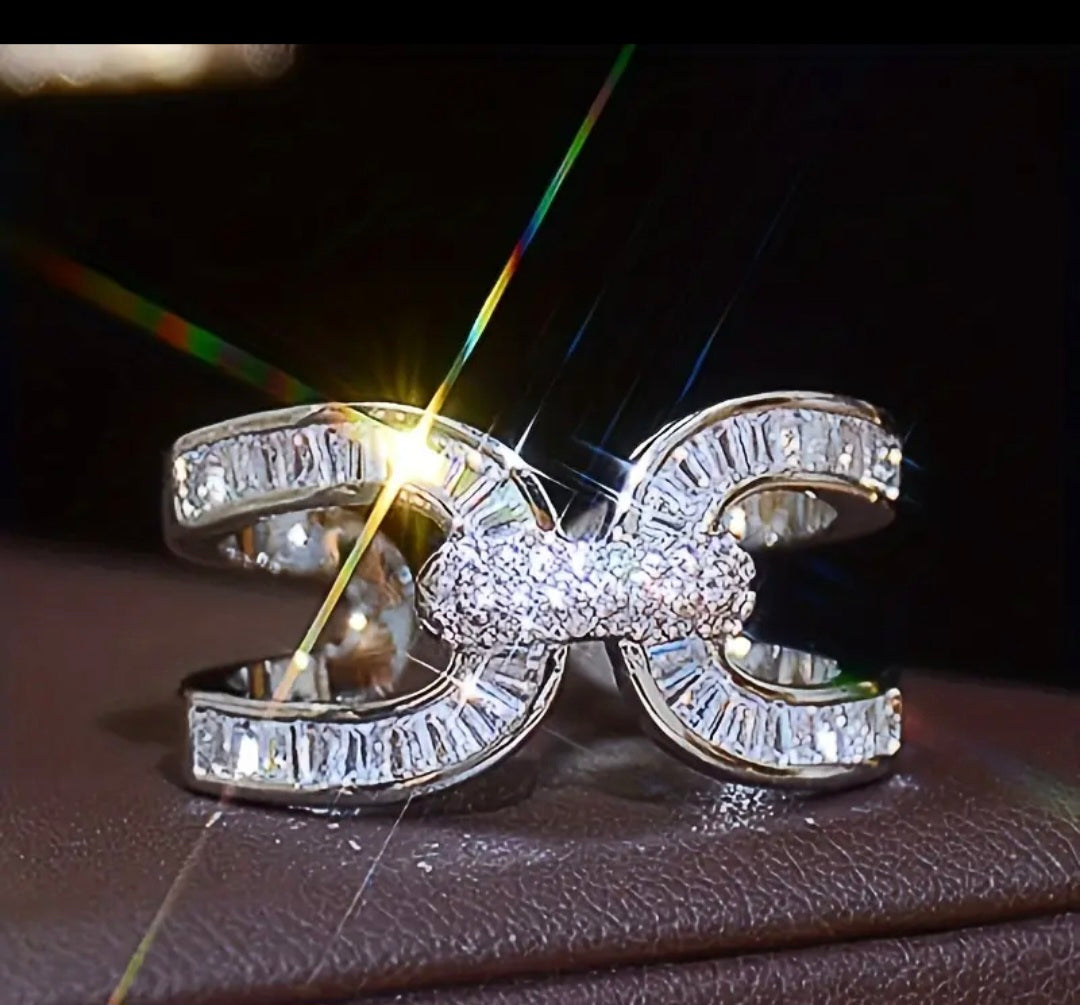 Luxe statementring met zirkonia en open design