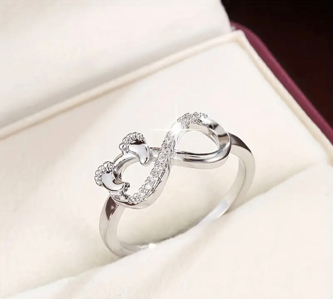 ZIlveren infinity-ring met babyvoetjes en zirkonia
