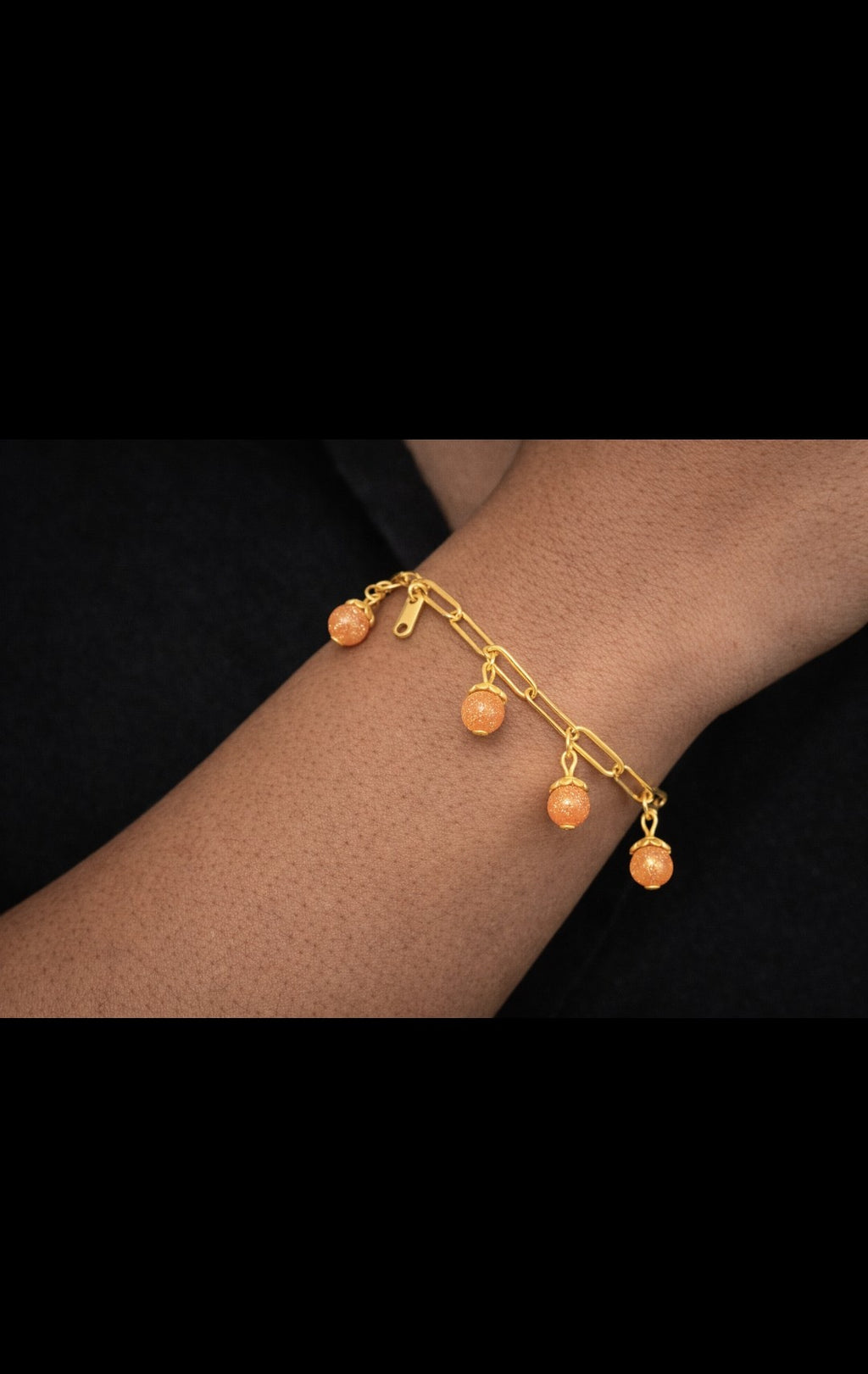 SuRosha goudkleurige armband met zandsteen kralen