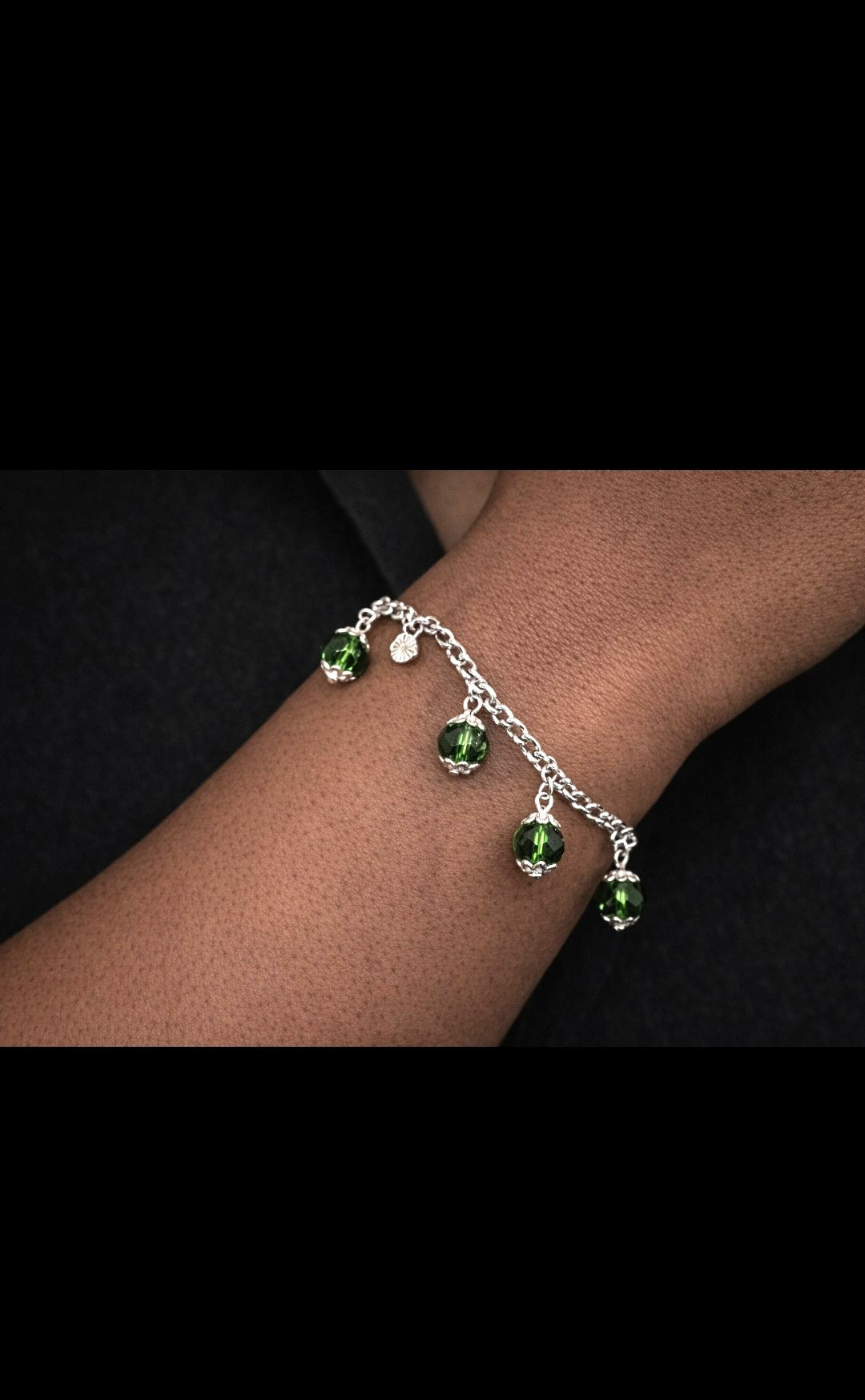 SuRosha zilverkleurige schakelarmband met groene Ogri Ai kralen