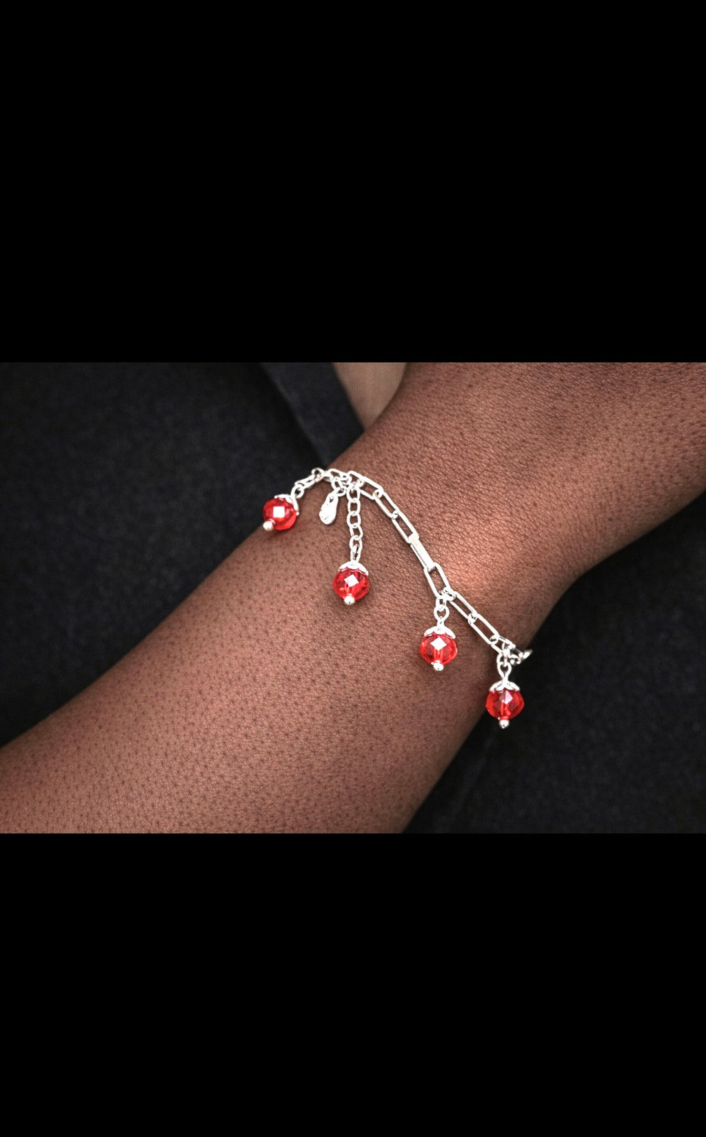 SuRosha zilverkleurige armband met Rode Ogri Ai kralen