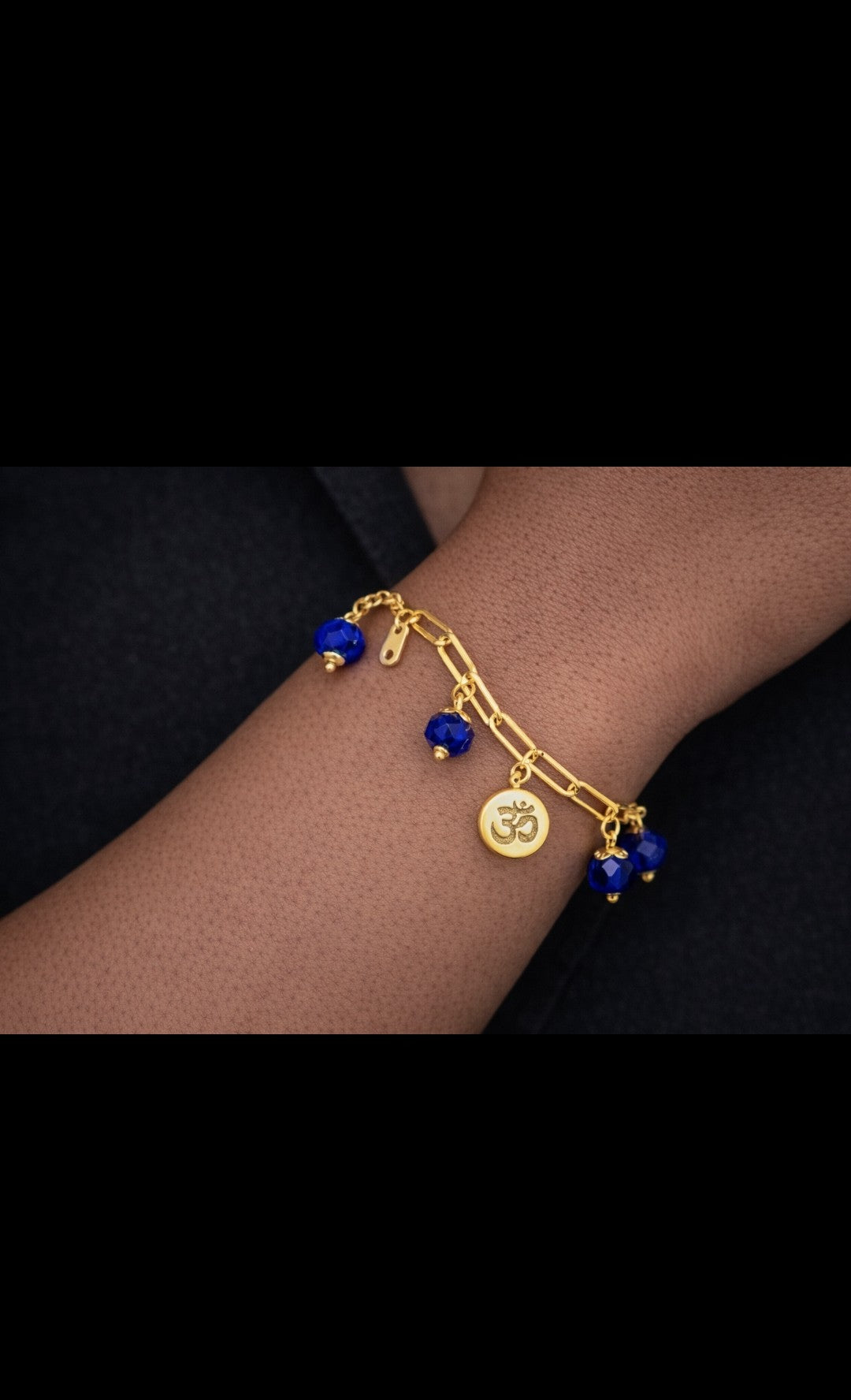 SuRosha OHM Armband Blauw – goudkleurige schakelarmband met blauwe ogri ai kralen & Ohm-bedels