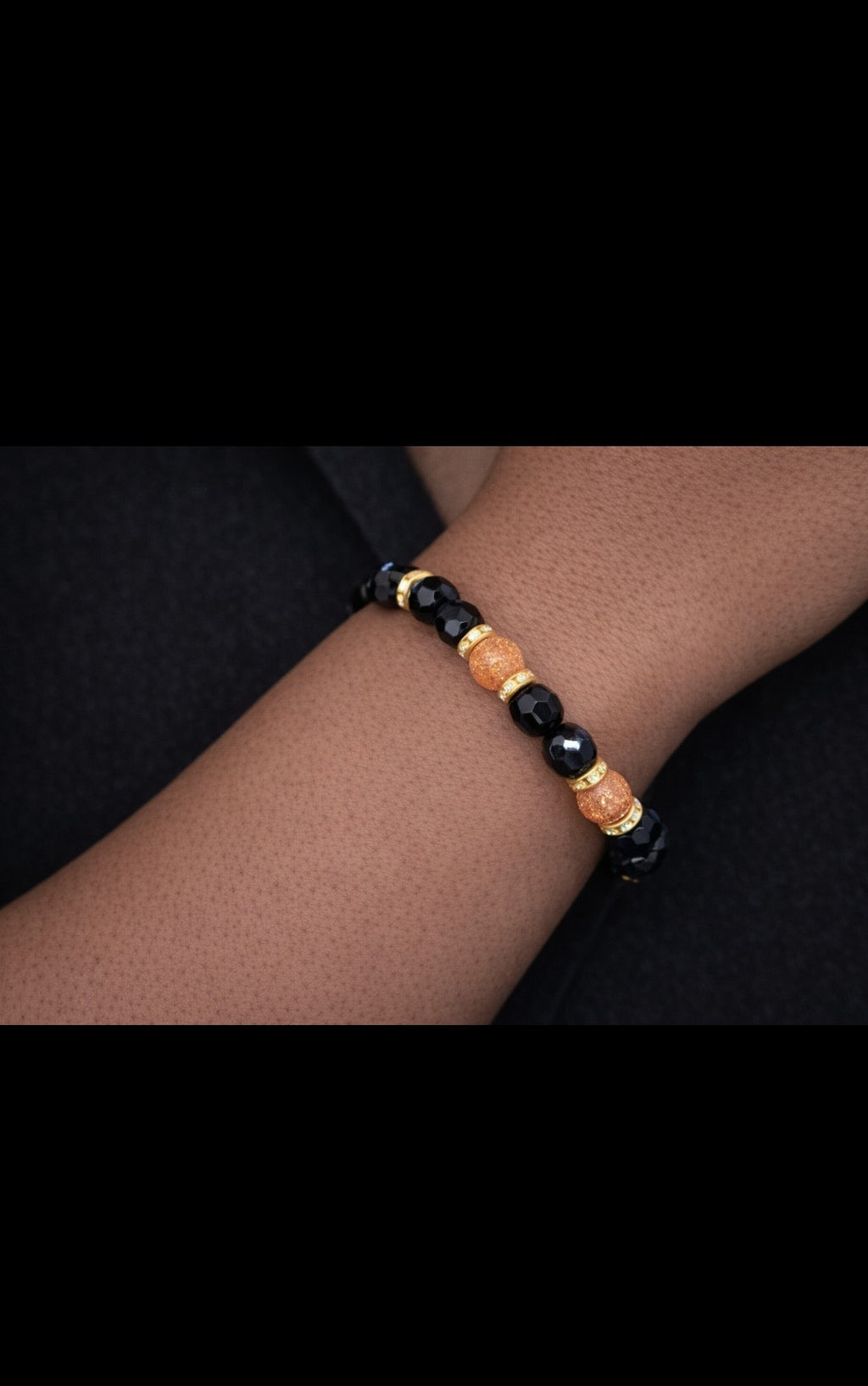 SuRosha armband met zwarte ogri ai kralen en zandsteen kralen