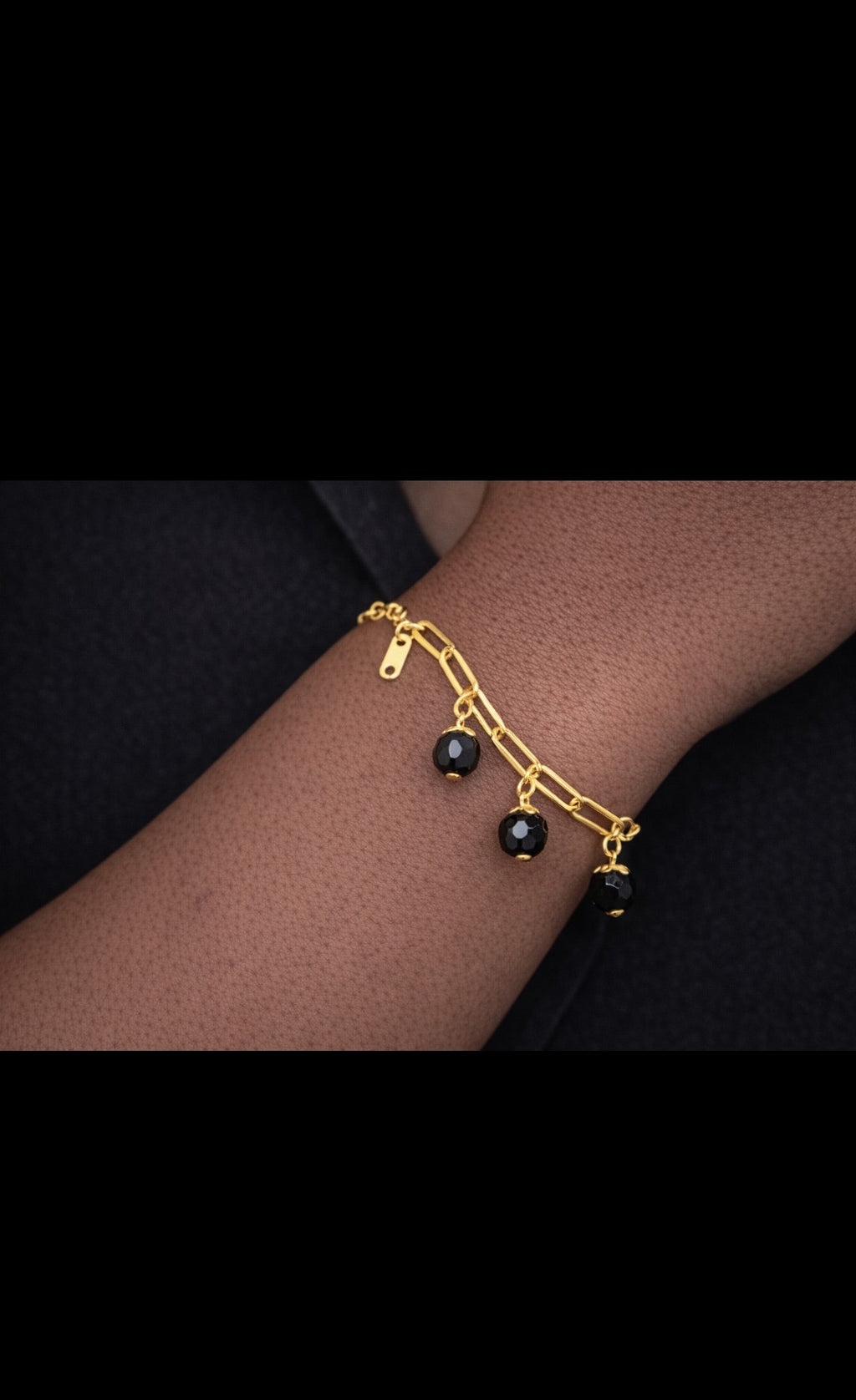 SuRosha goudkleurige schakelarmband met zwarte Ogri Ai kralen