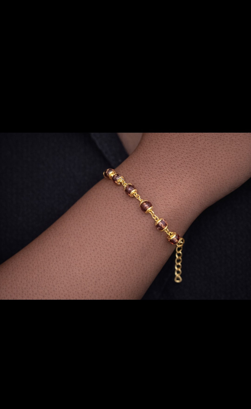 SuRosha goudkleurige armband met bruine Ogri Ai kralen