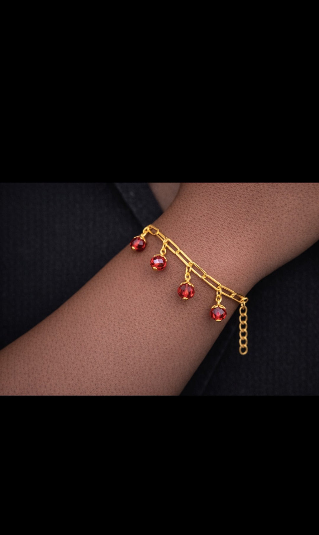 SuRosha goudkleurige schakelarmband met rode Ogri Ai kralen