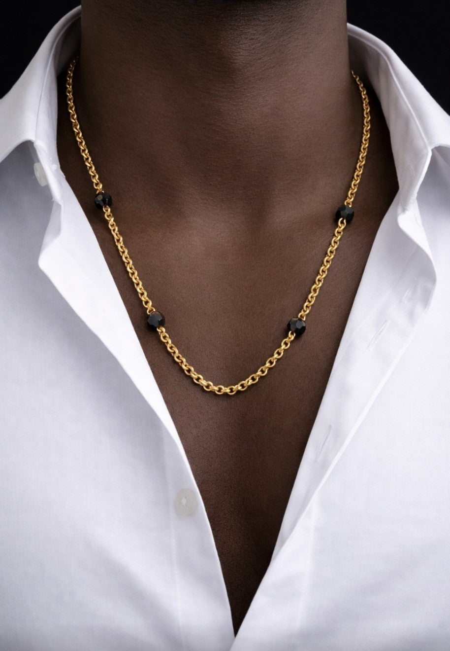 SuRosha Goudkleurige RVS Ketting met Zwarte Ogri Ai Kralen