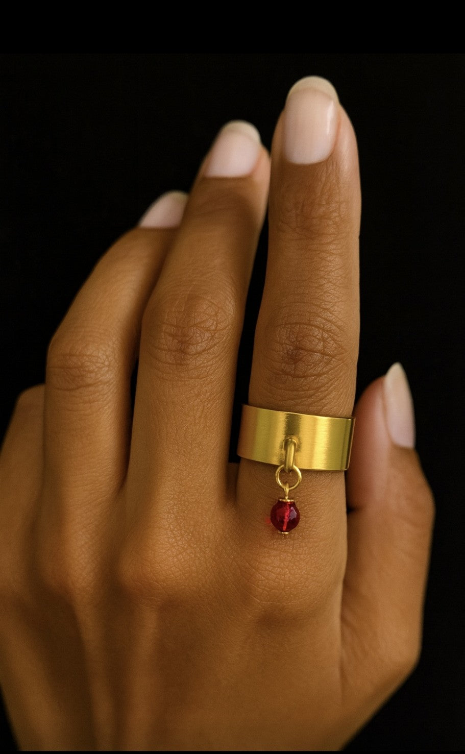 SuRosha handgemaakte RVS ring met rode Ogri Ai kraal