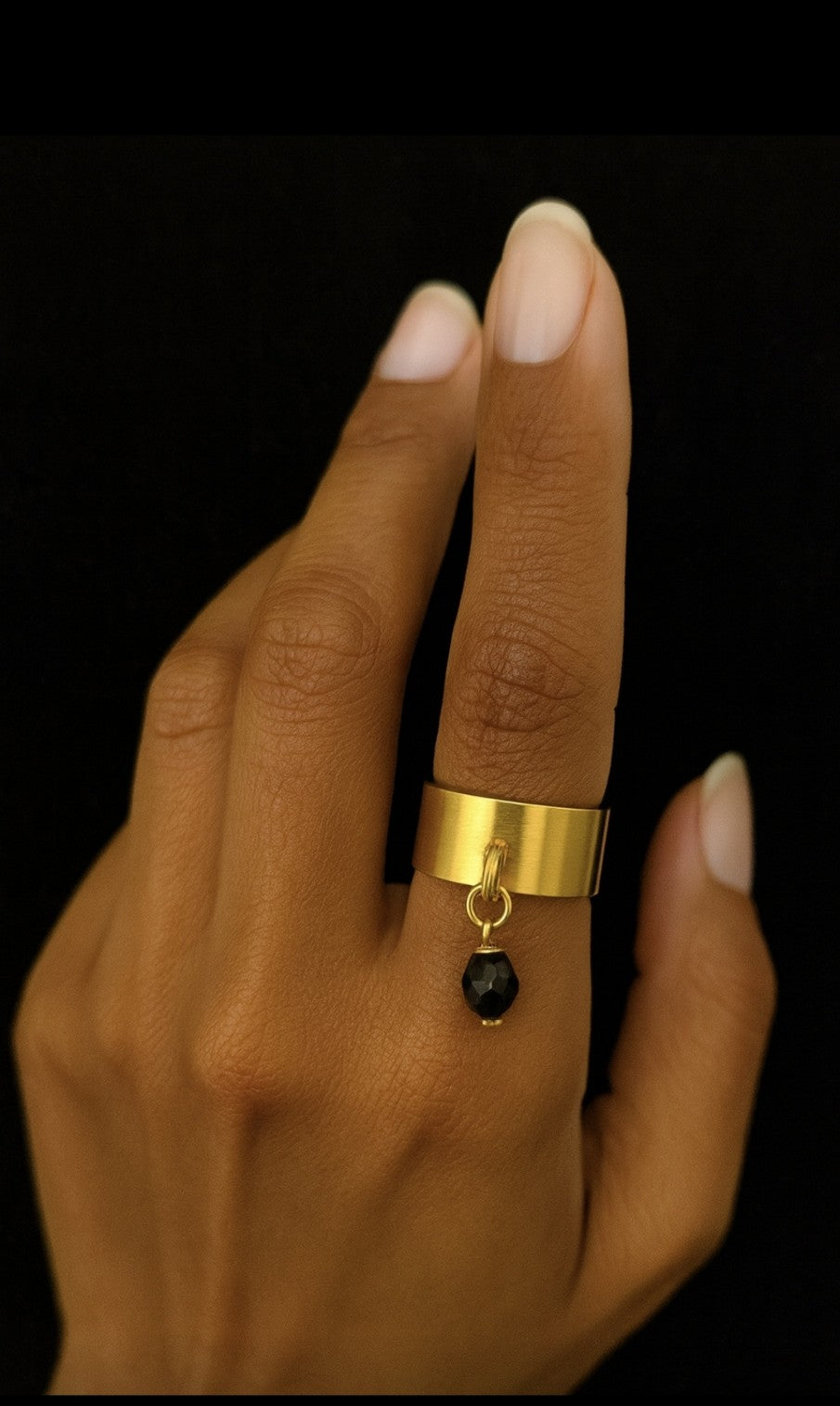 SuRosha handgemaakte RVS ring met zwarte Ogri Ai kraal