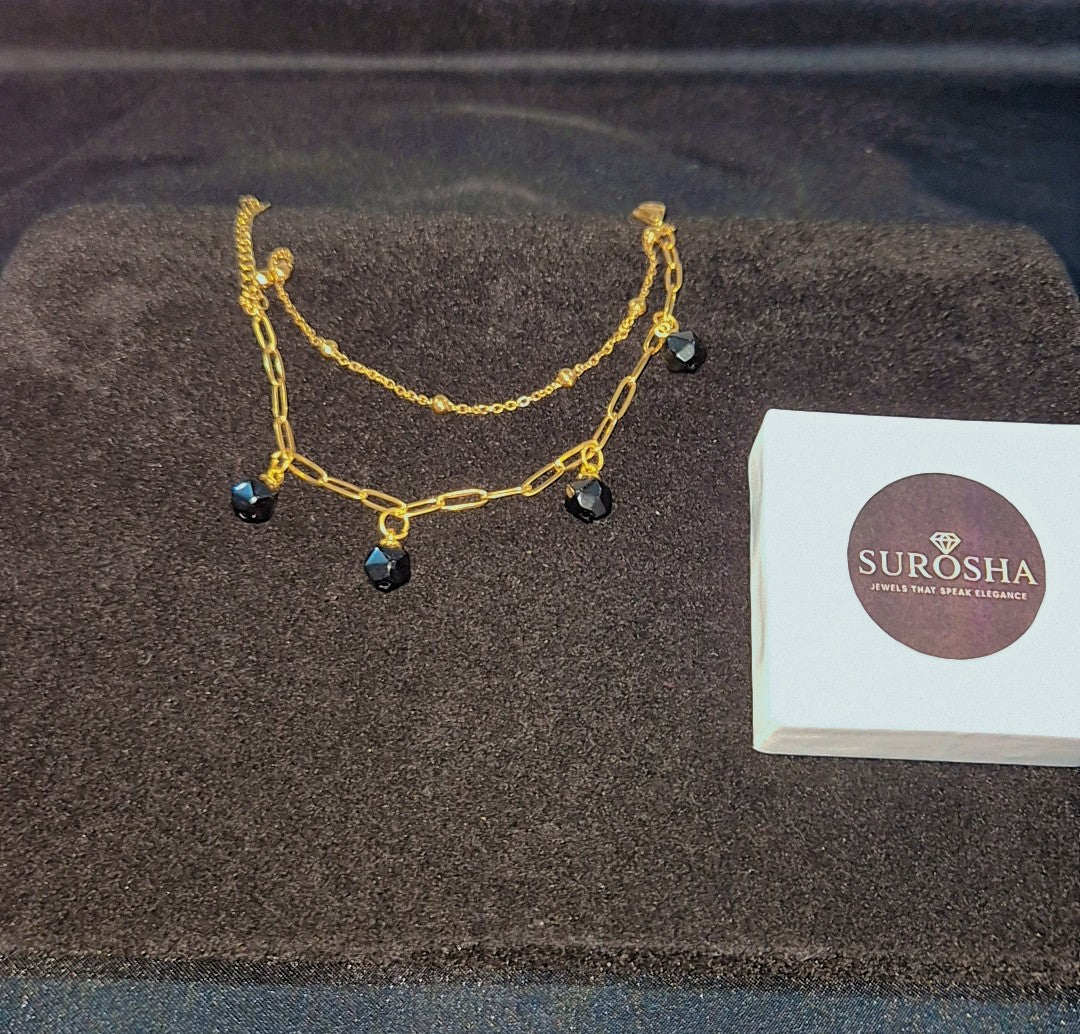 SuRosha goudkleurige dubbele armband met zwarte Ogri Ai kralen