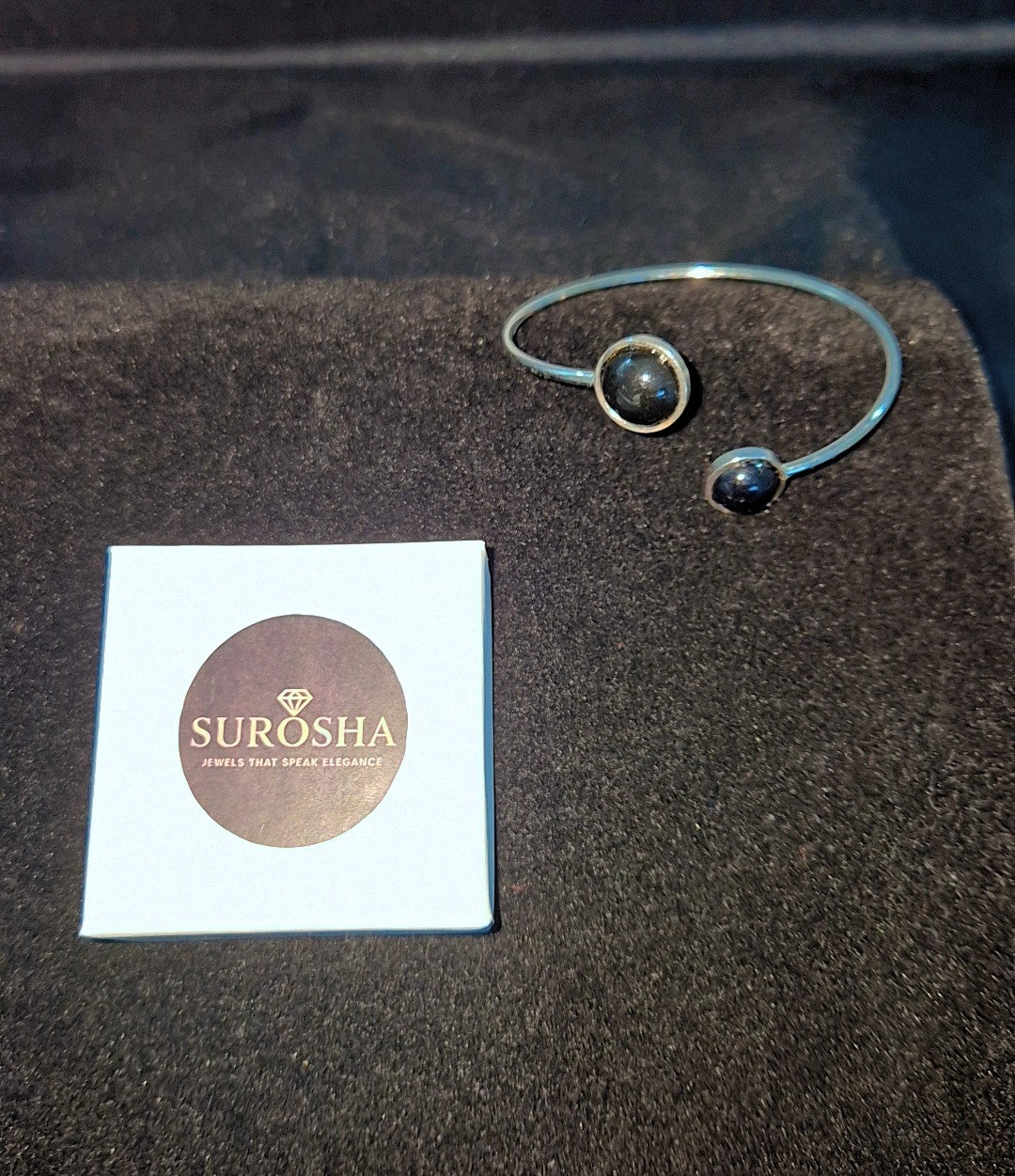 SuRosha zilverkleurig boei armband met zwarte Onyx
