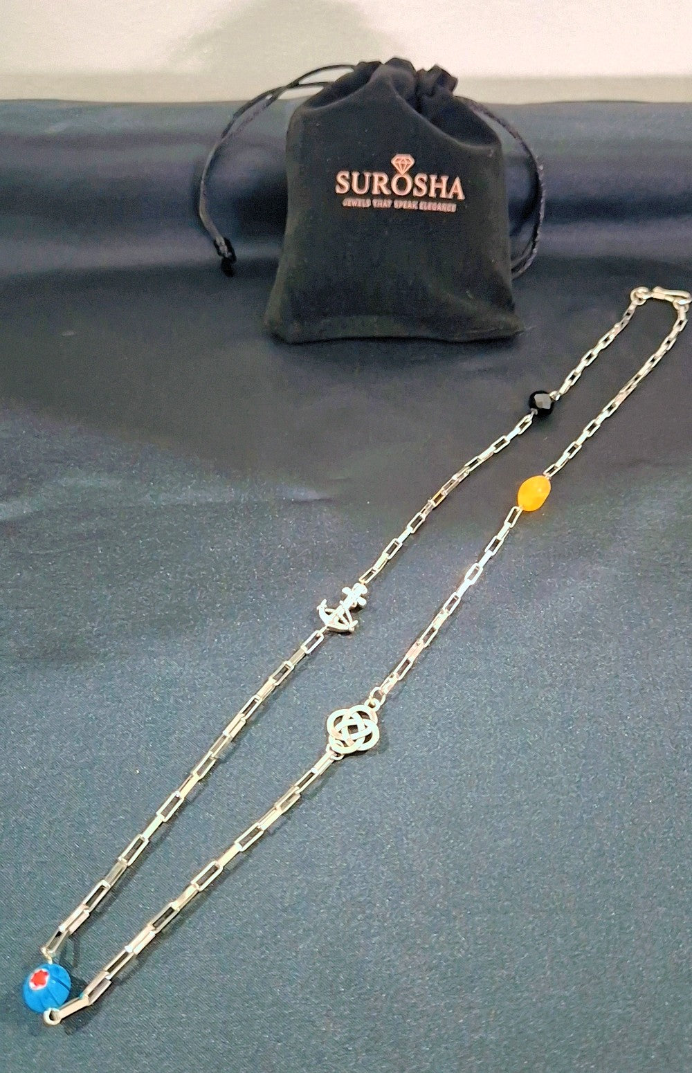SuRosha Zilverkleurige RVS Alakondre schakelketting met Alakondre kralen, bedels en zwarte Ogri Ai kraal