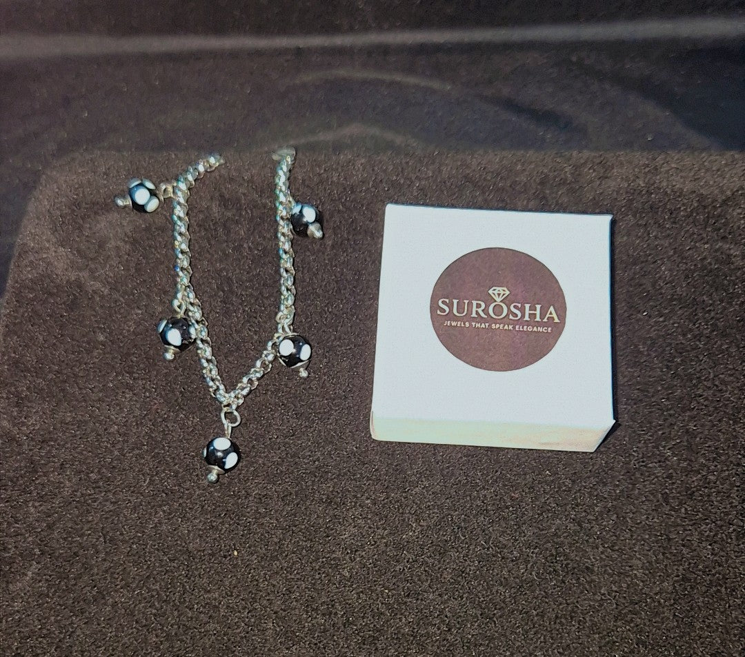 SuRosha zilverkleurige armband met Kaapverdische Conta di Ojo kralen