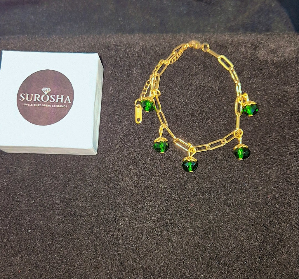 SuRosha goudkleurige schakelarmband met groene Ogri Ai kralen