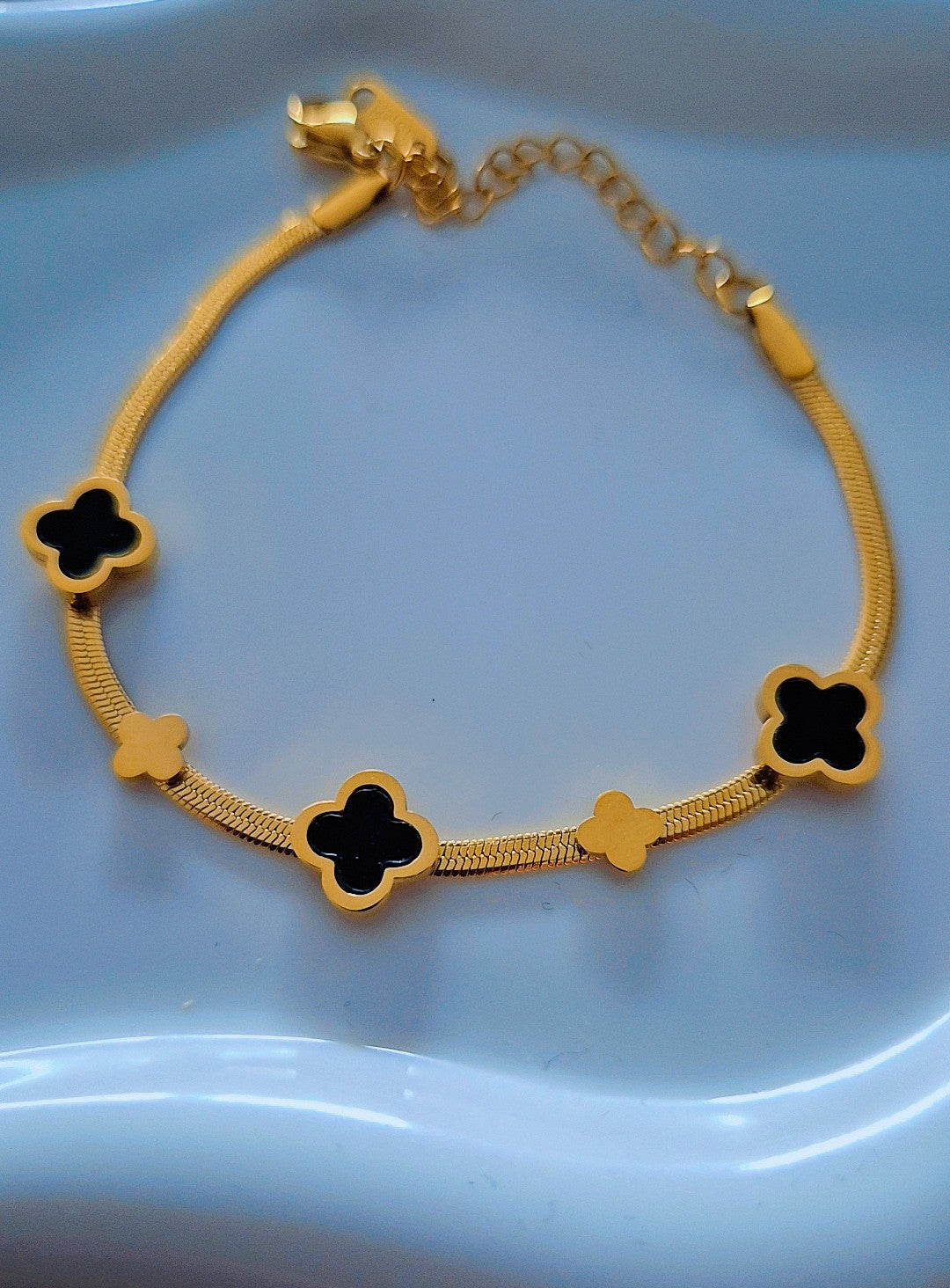 SuRosha Klaver Armband luxe – Stainless Steel Goud met Zwart