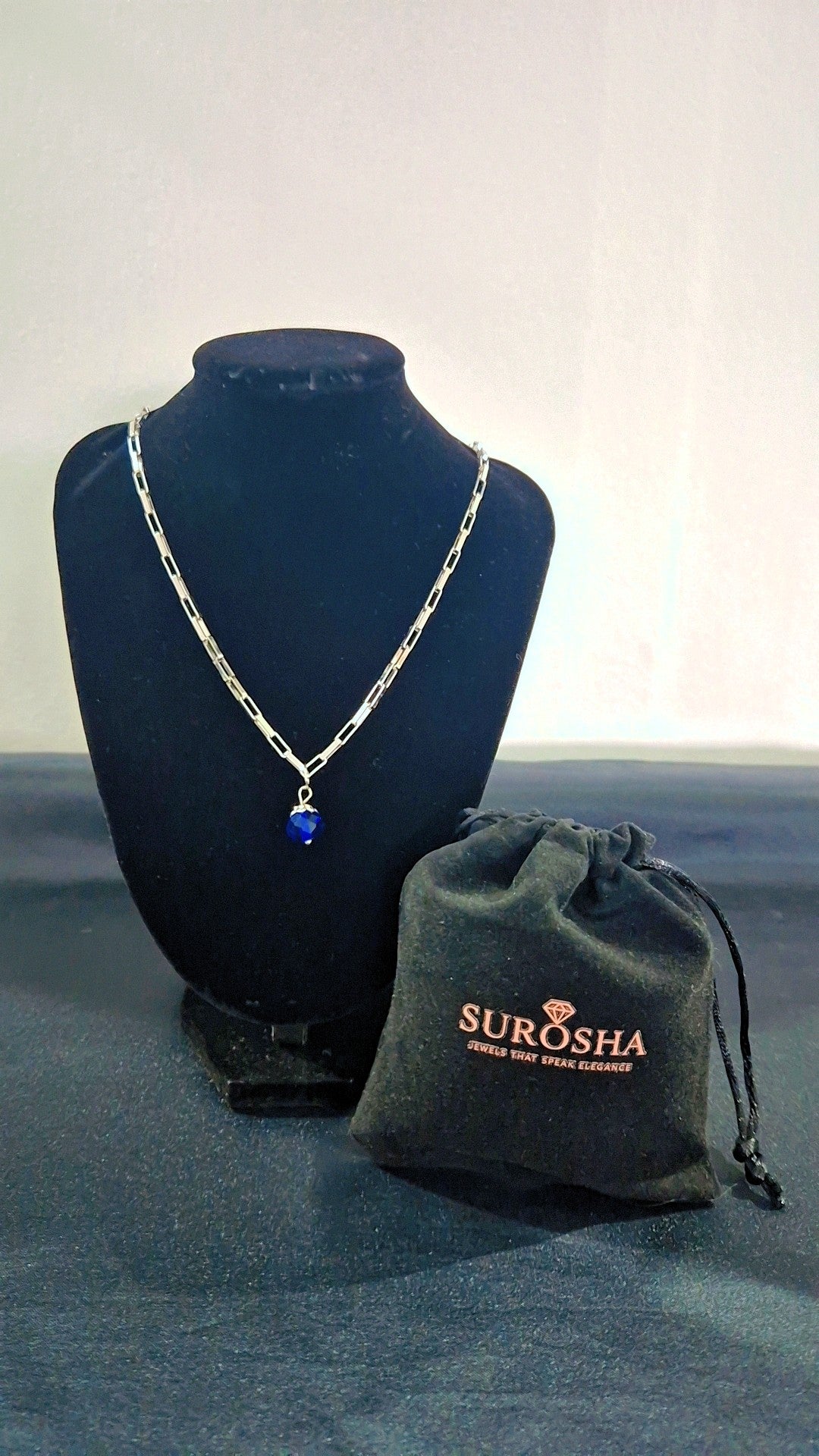 SuRosha zilverkleurige RVS ketting met donkerblauwe Ogri Ai kraal