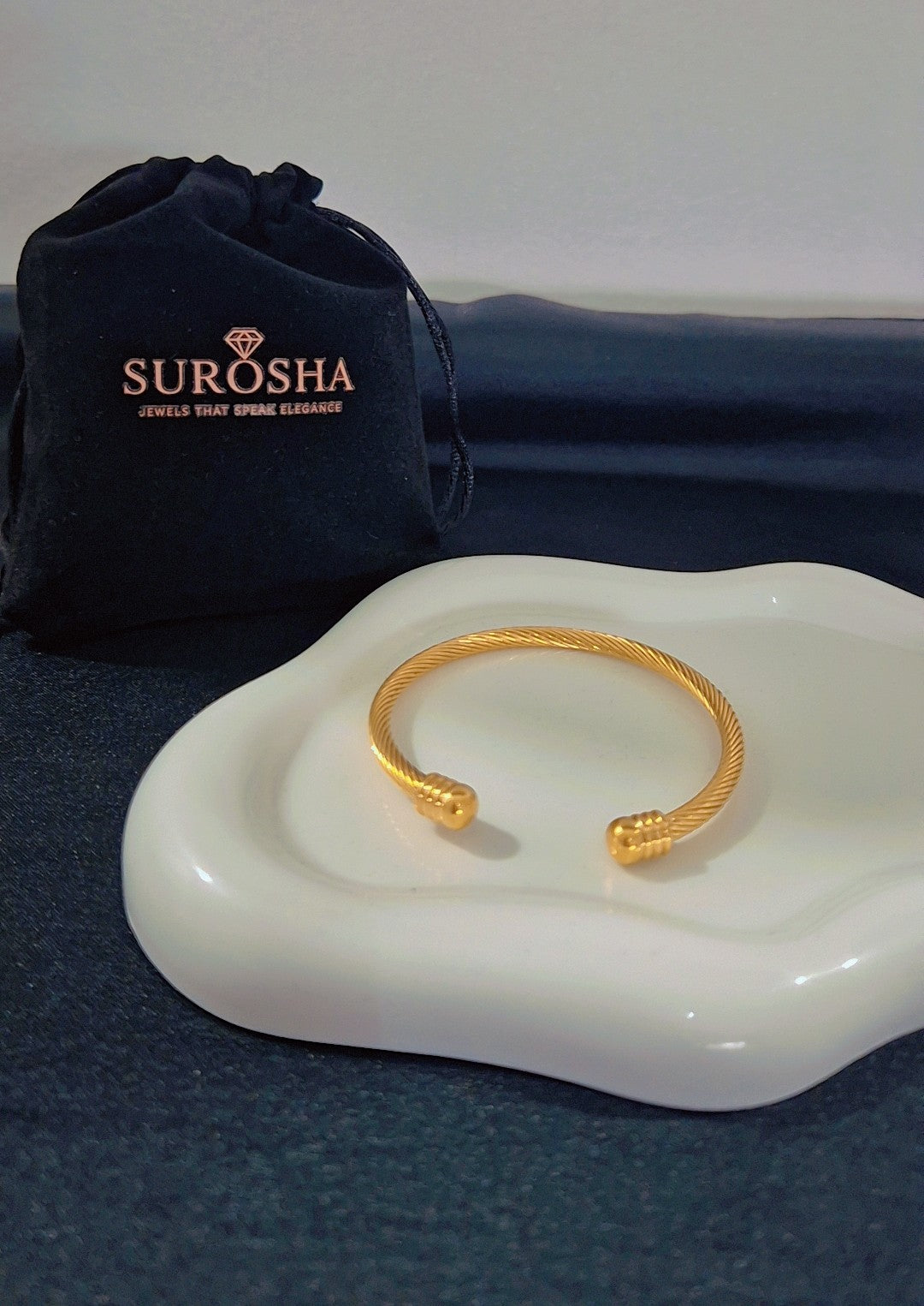 SuRosha goudkleurige boei armband