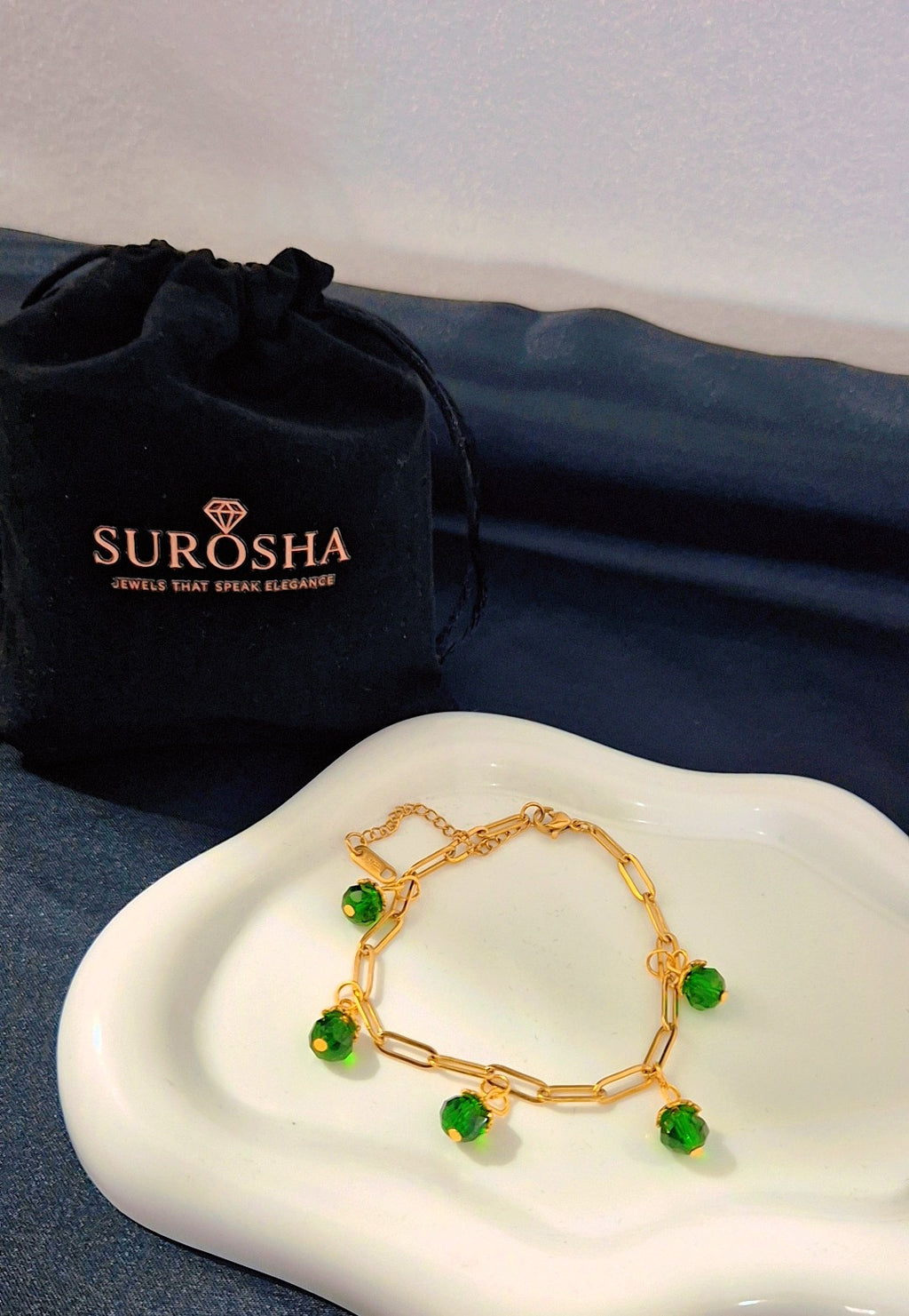 SuRosha goudkleurige schakelarmband met groene Ogri Ai kralen