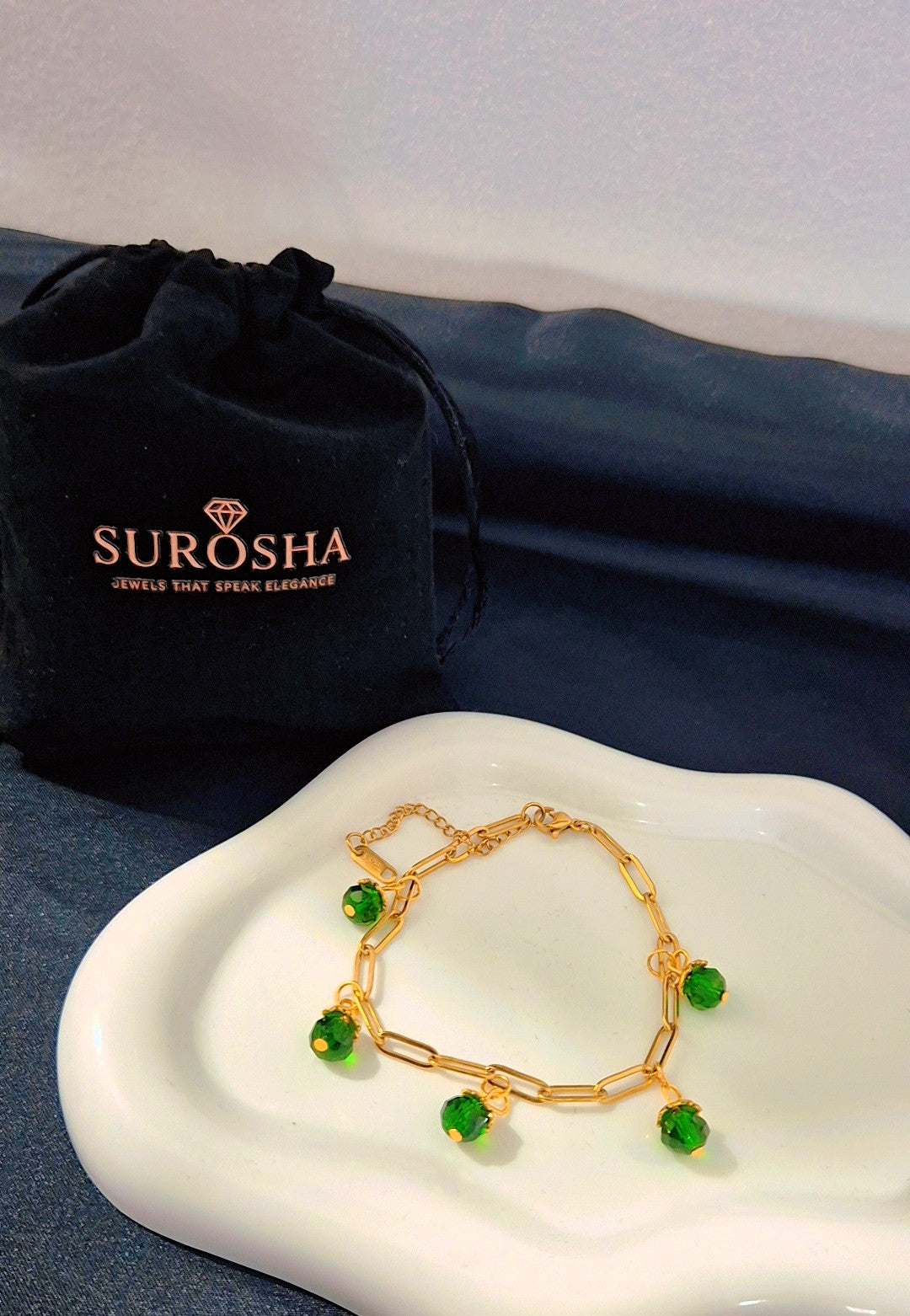 SuRosha goudkleurige schakelarmband met groene Ogri Ai kralen