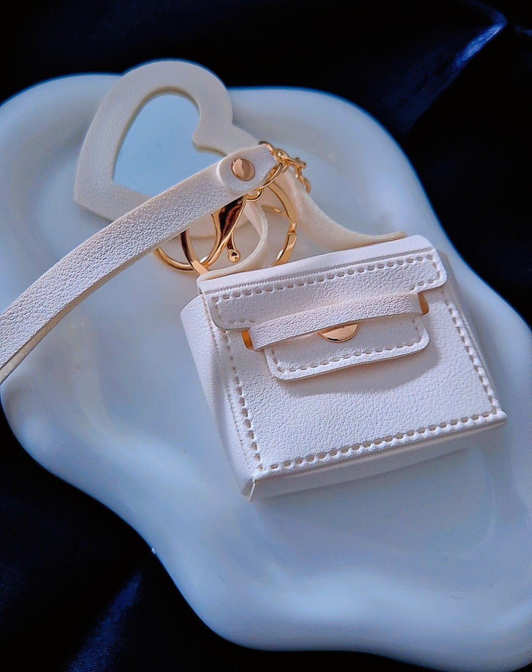 SuRosha Mini Handbag Sleutelhanger – Elegant Wit Luxe Design