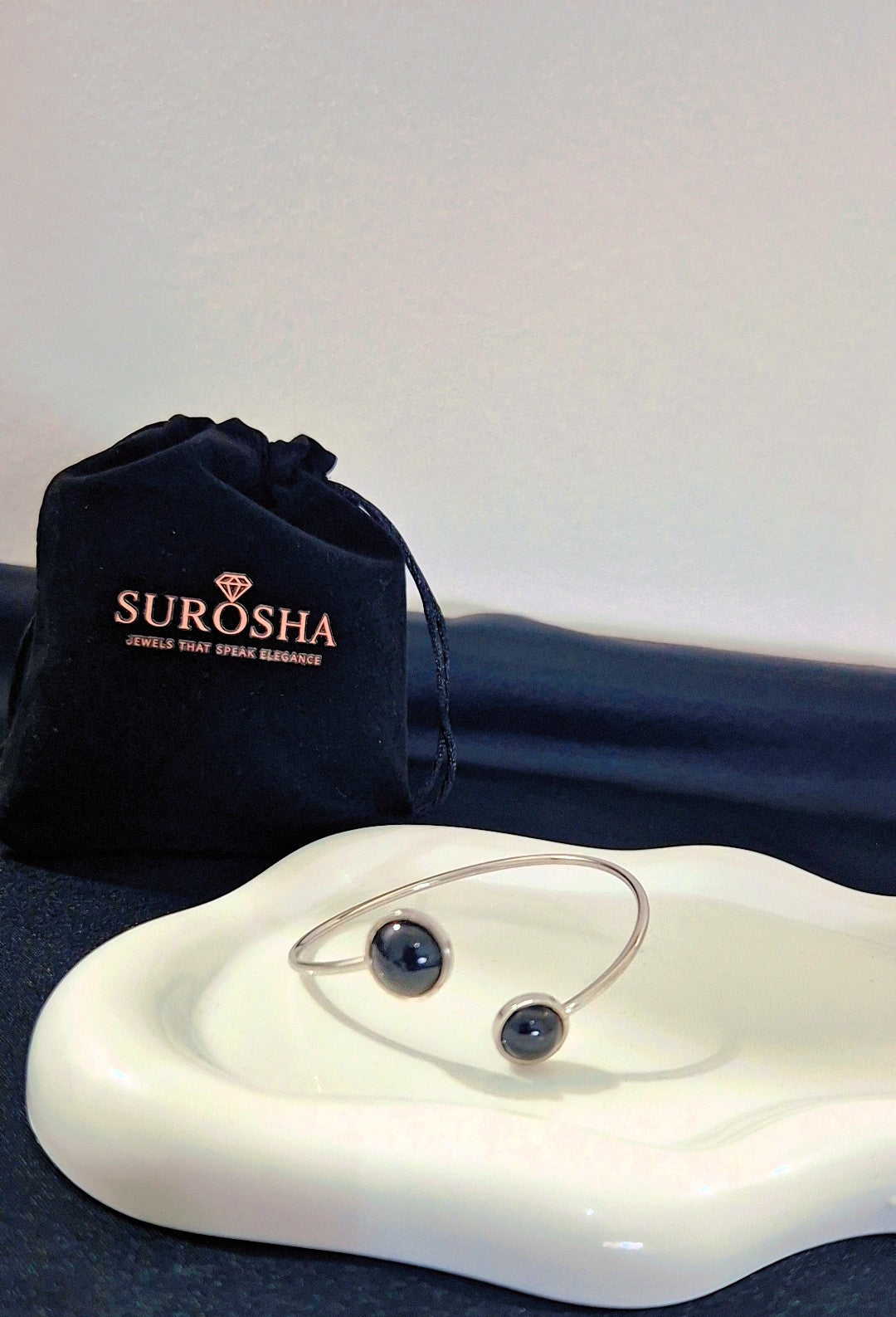 SuRosha zilverkleurig boei armband met zwarte Onyx