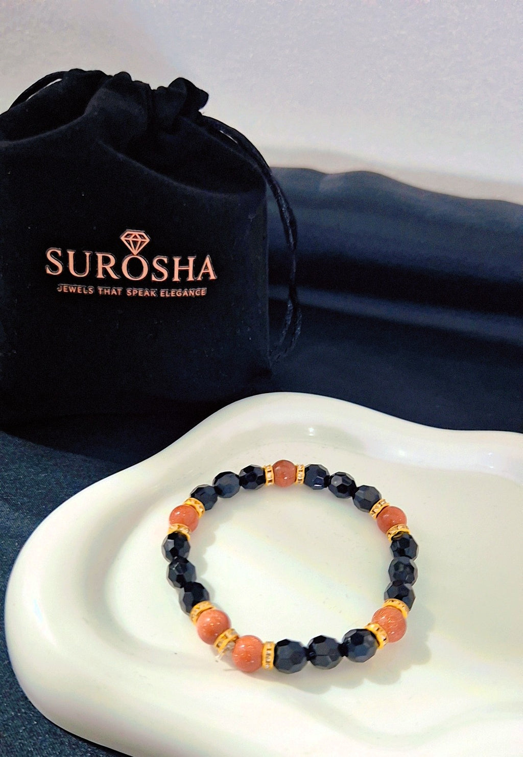 SuRosha armband met zwarte ogri ai kralen en zandsteen kralen