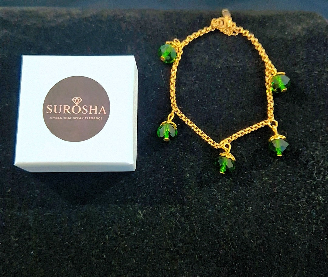 SuRosha goudkleurige armband met groene Ogri Ai kralen