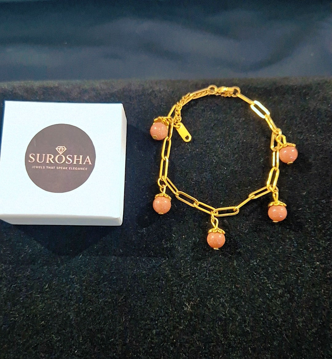 SuRosha goudkleurige armband met zandsteen kralen