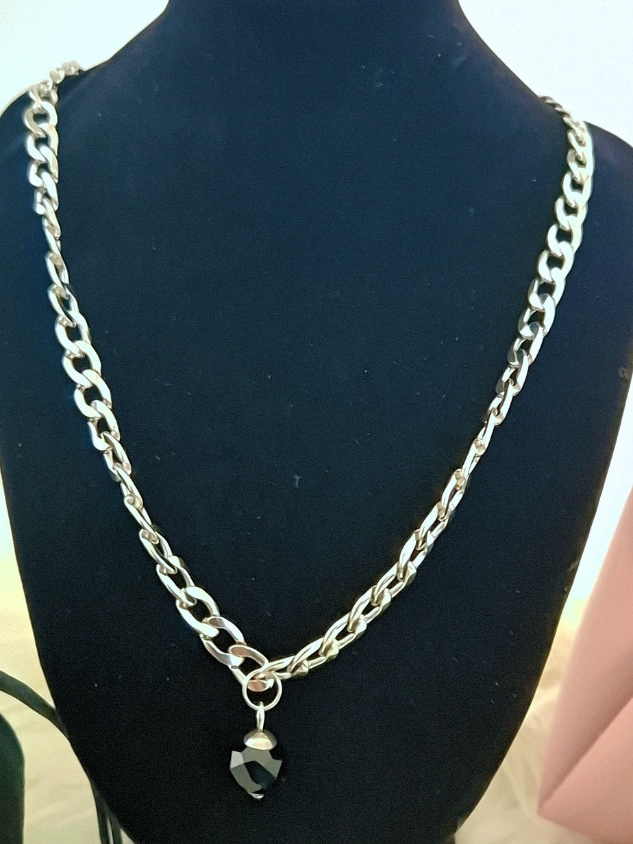 SuRosha Zilverkleurige RVS schakelketting met zwarte Ogri Ai kraal