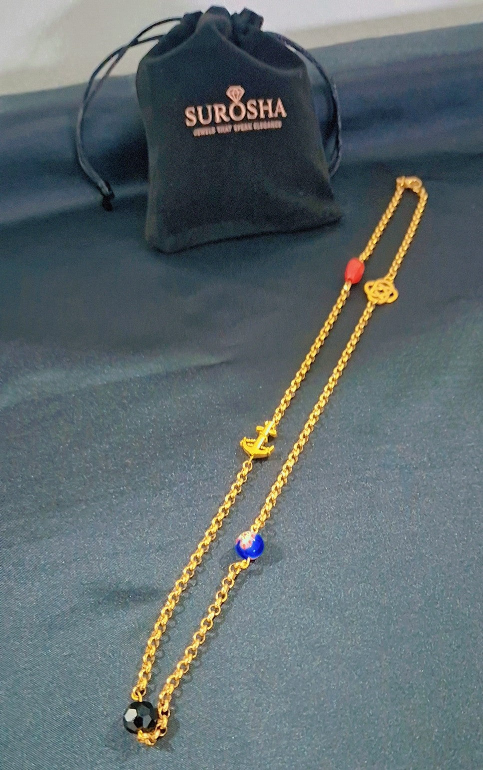 SuRosha Alakondre schakelketting met Alakondre kralen, bedels en zwarte Ogri Ai kraal